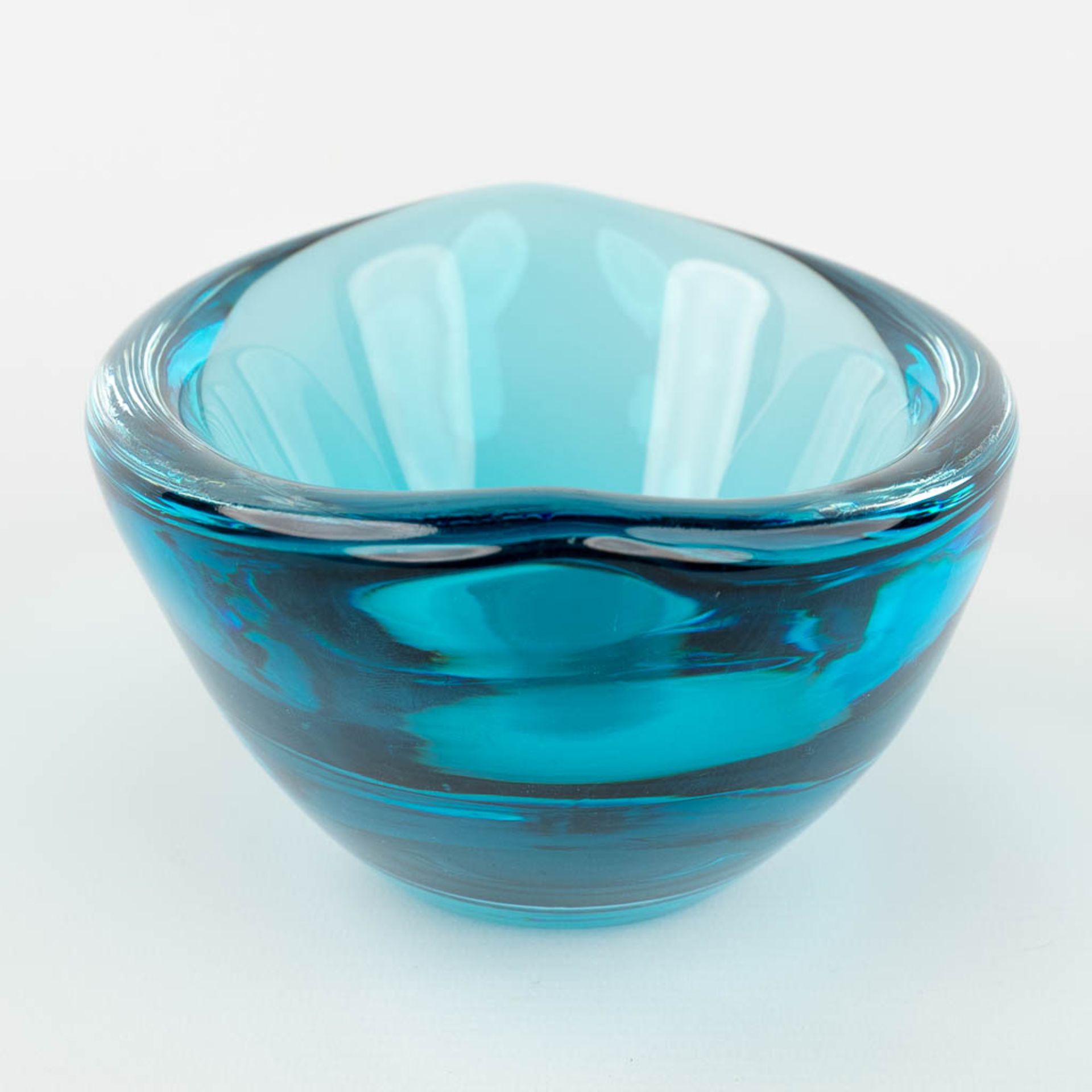 Val Saint Lambert, a bowl on a base, added a bowl in blue glass. (L: 10 x W: 21 x H: 15 cm) - Image 6 of 16