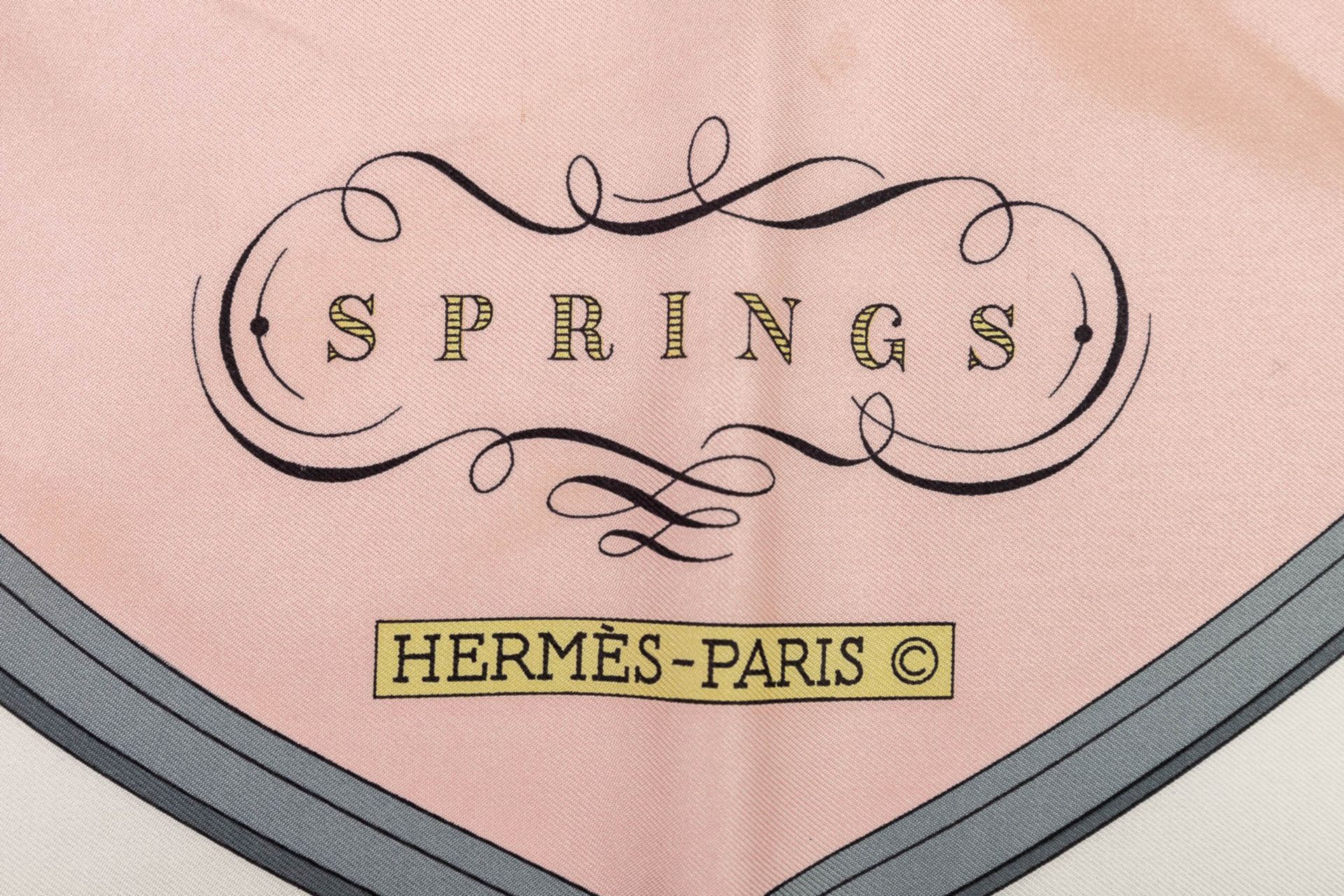 Hermès Paris, a silk scarf, 'Spring'. (L: 88 x W: 88 cm) - Bild 7 aus 17