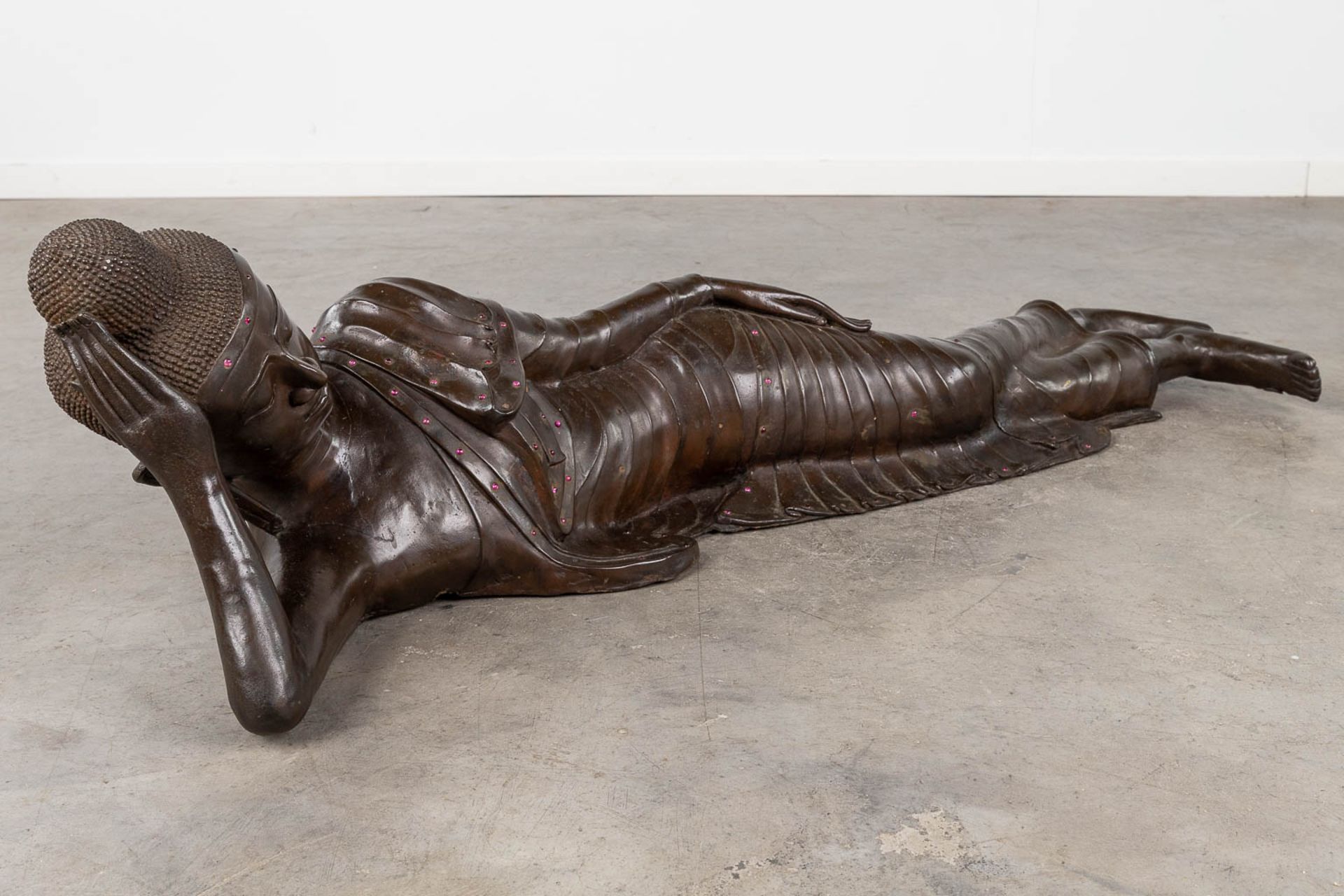 A large statue of a reclining buddha, patinated bronze. (L: 37 x W: 130 x H: 34 cm) - Image 4 of 15