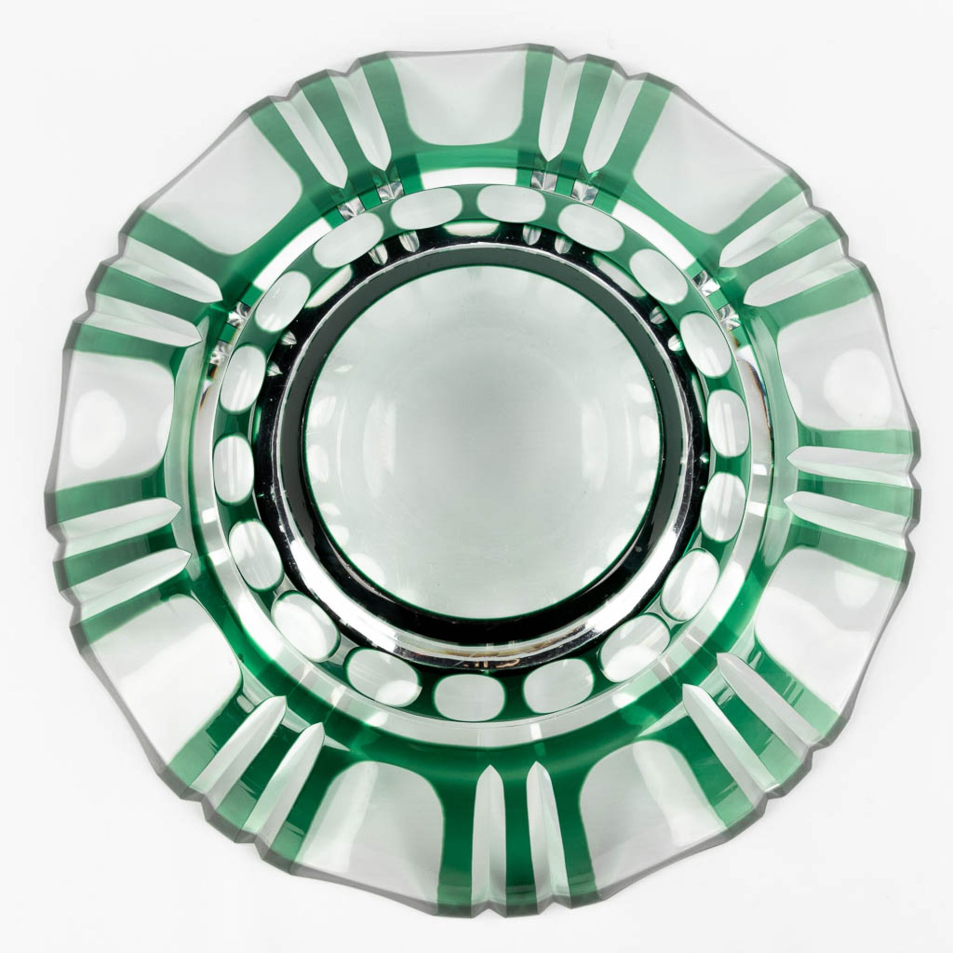 Val Saint Lambert, a large bowl made of green cut crystal. (H: 10 x D: 36 cm) - Image 7 of 9