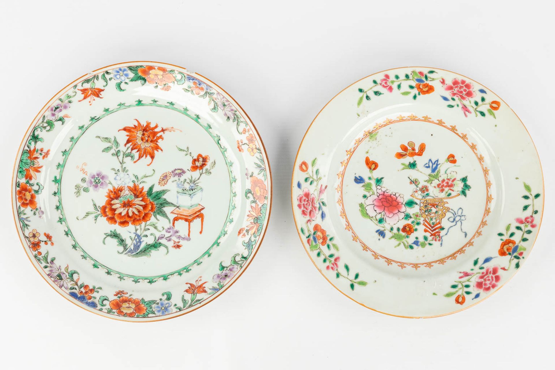 A collection of 12 Chinese Famille Rose plates, 18th/19th/20th century. (D: 36 cm) - Bild 14 aus 23