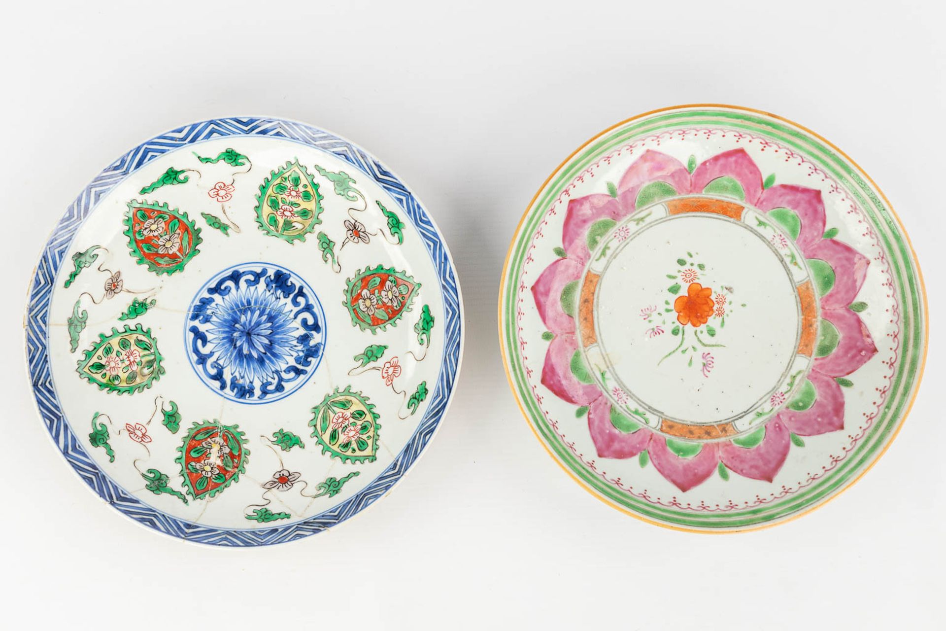 A collection of 12 Chinese Famille Rose plates, 18th/19th/20th century. (D: 36 cm) - Bild 17 aus 23