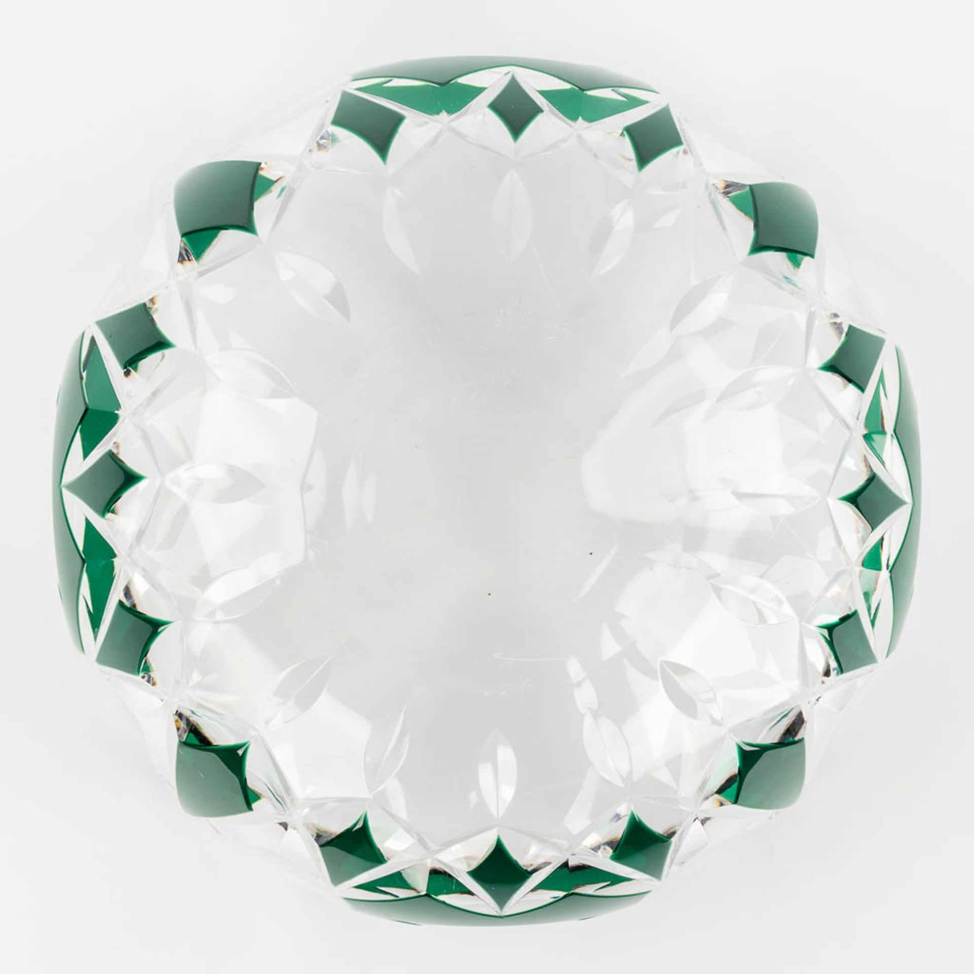 Val Saint Lambert, A large bowl, green cut crystal. (H: 11 x D: 25,5 cm) - Image 8 of 13