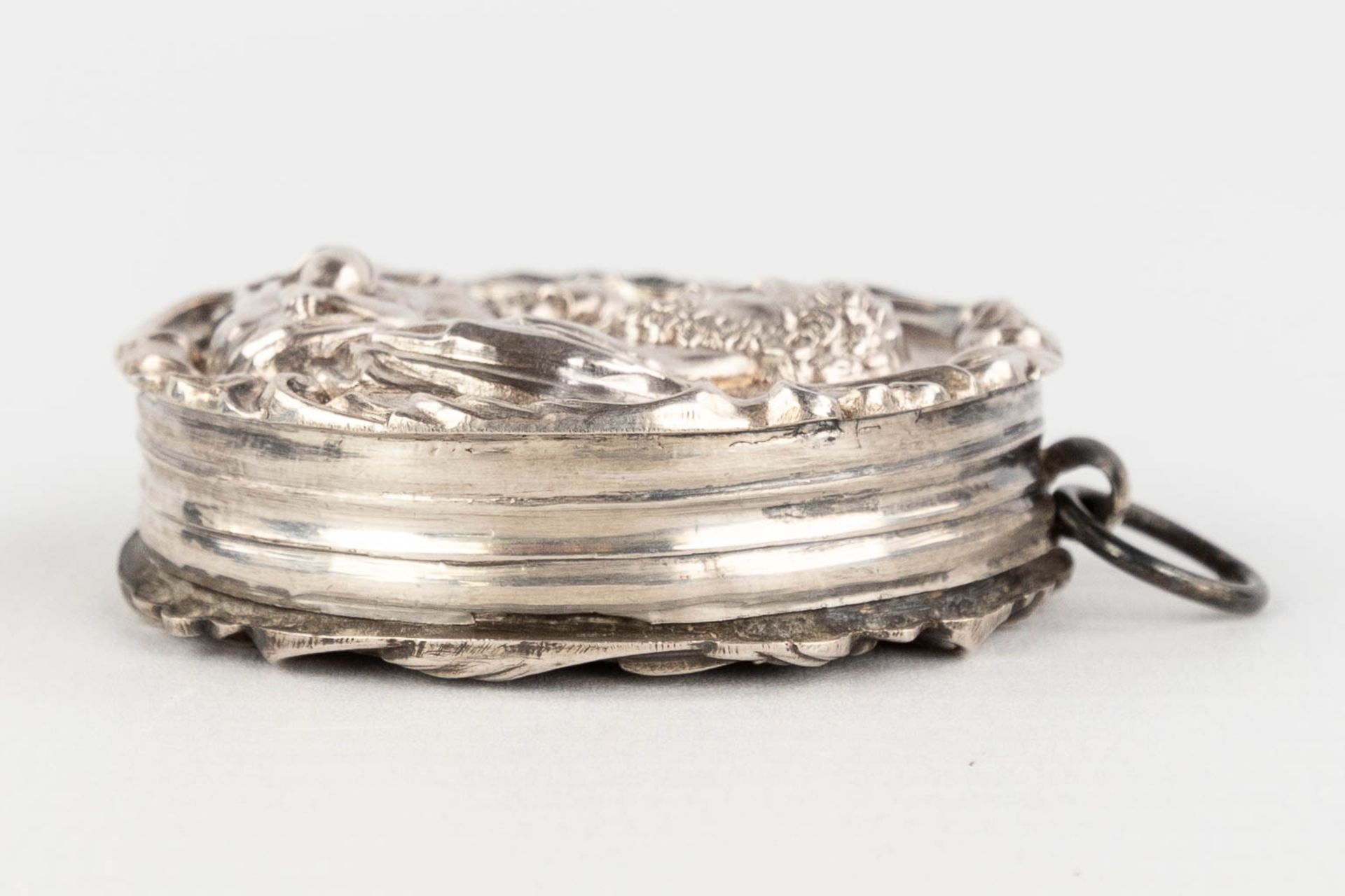 A set of 5 relics in a silver theca, with a repousse image of Joseph and Jesus. 19th century. (W: 4 - Image 6 of 10