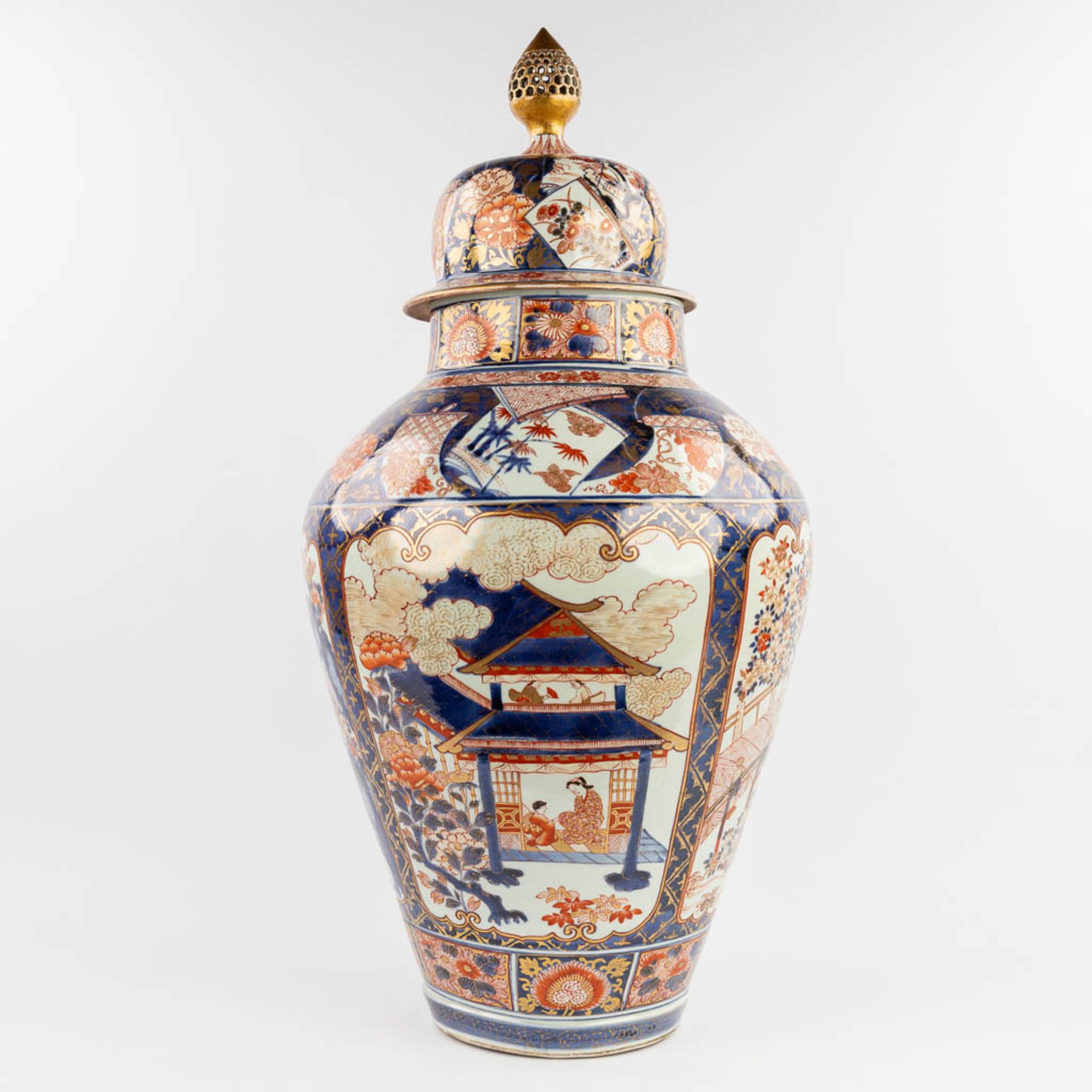 A large vase with lid, Imari porcelain, 19th century. (H: 87 x D: 39 cm) - Image 3 of 15