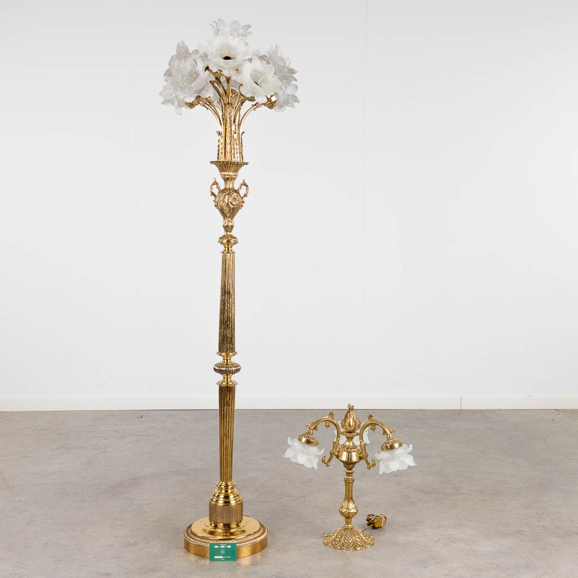 A decorative floor lamp and table lamp, brass, decorated with glass. 20th C. (H: 167 x D: 47 cm) - Image 2 of 13