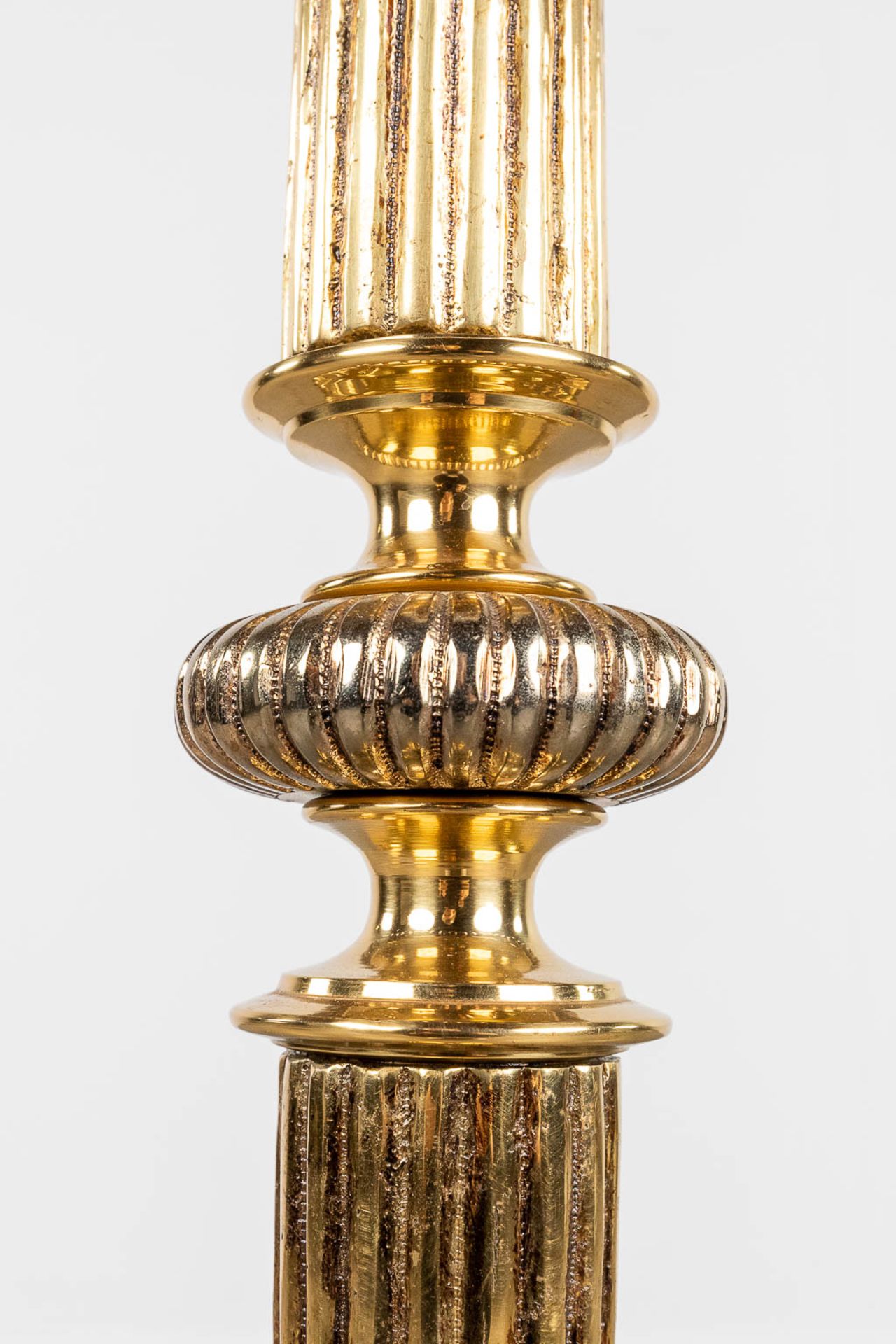 A decorative floor lamp and table lamp, brass, decorated with glass. 20th C. (H: 167 x D: 47 cm) - Image 9 of 13