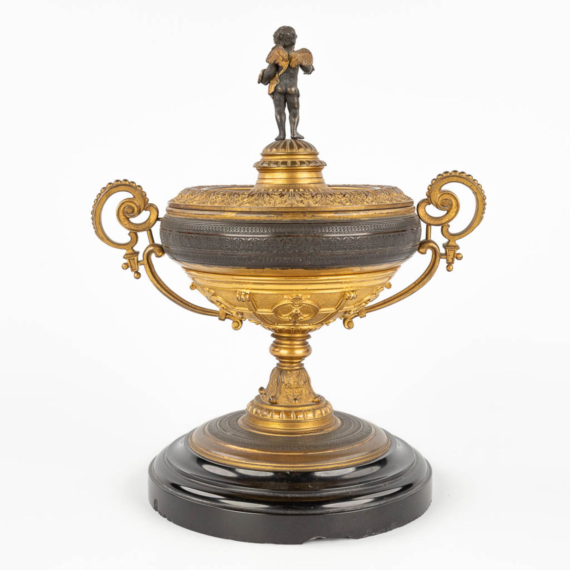 An antique trophy, made of gilt and patinated bronze. 19th C. (L: 16 x W: 22 x H: 27 cm) - Image 5 of 14