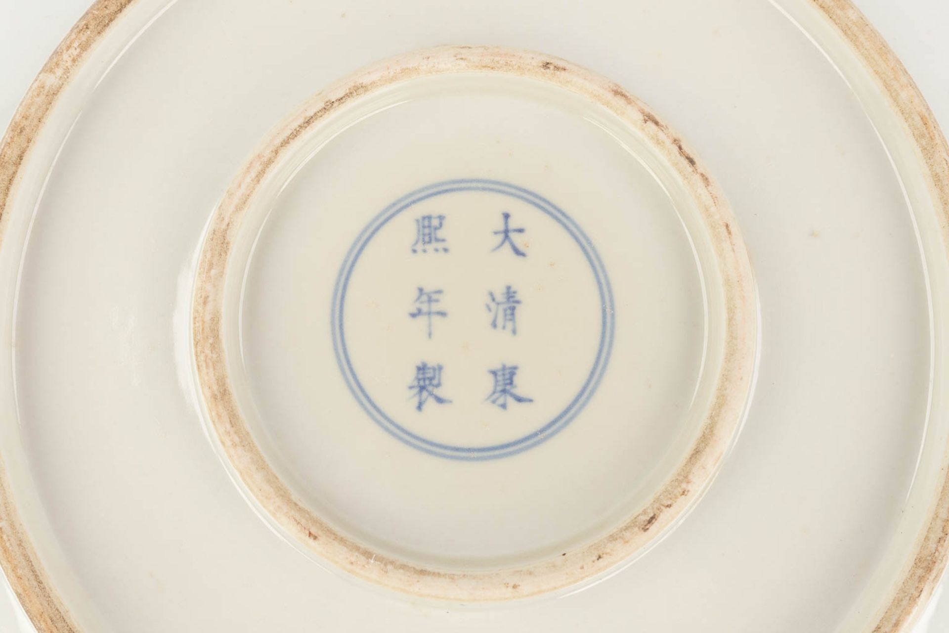 A Chinese plate 'Famille Verte' decorated with Chinese figurines. 20th C. Kangxi mark. (D: 45 cm) - Image 9 of 10
