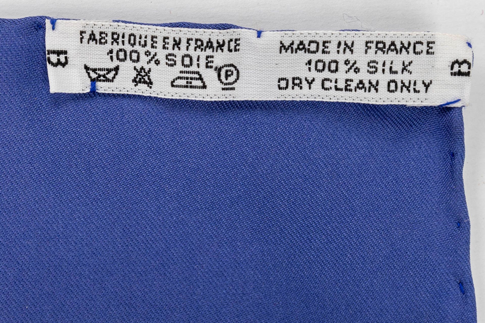 Hermès Paris, a silk scarf 'Mare De Jonio'. (L: 88 x W: 88 cm) - Image 20 of 21