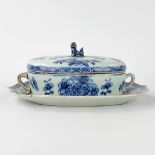 A small Chinese butter jar with lid on a plate, with a blue-white decor. 19th/20th century. (L: 16,5