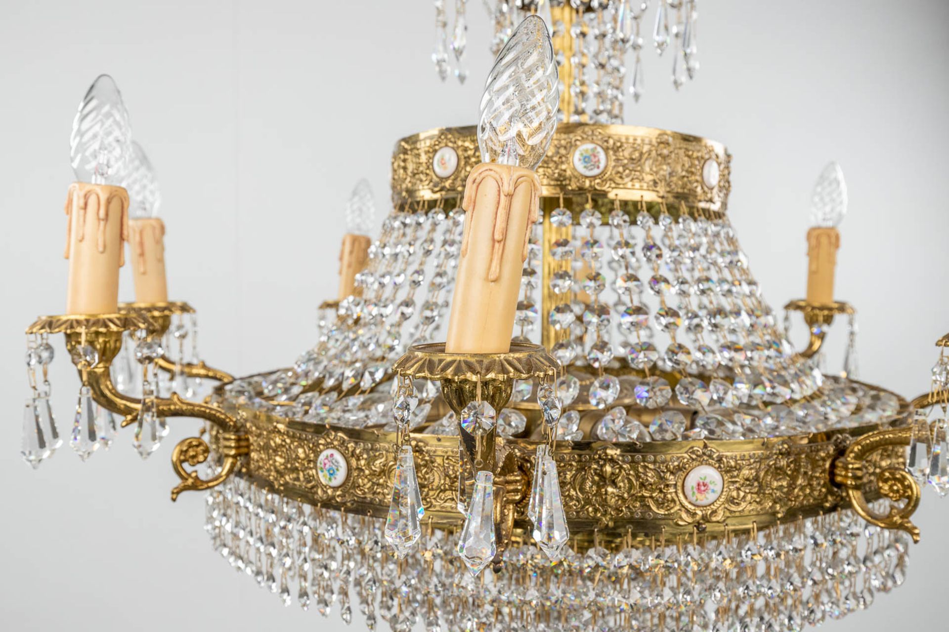 A brass and glass chandelier 'Robe ˆ Perles', finished with small porcelain plaques. 20th C. (H: 100 - Image 4 of 14