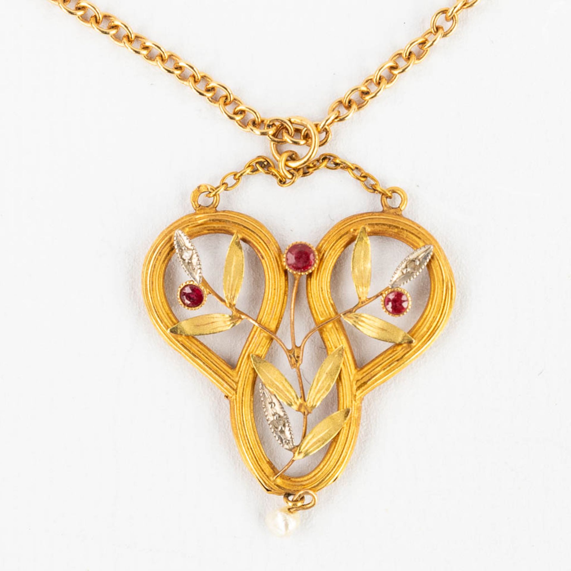 An antique pendant with rubies, brilliant cut stones and a cultured pearl, yellow gold in Art Nouvea - Image 6 of 12