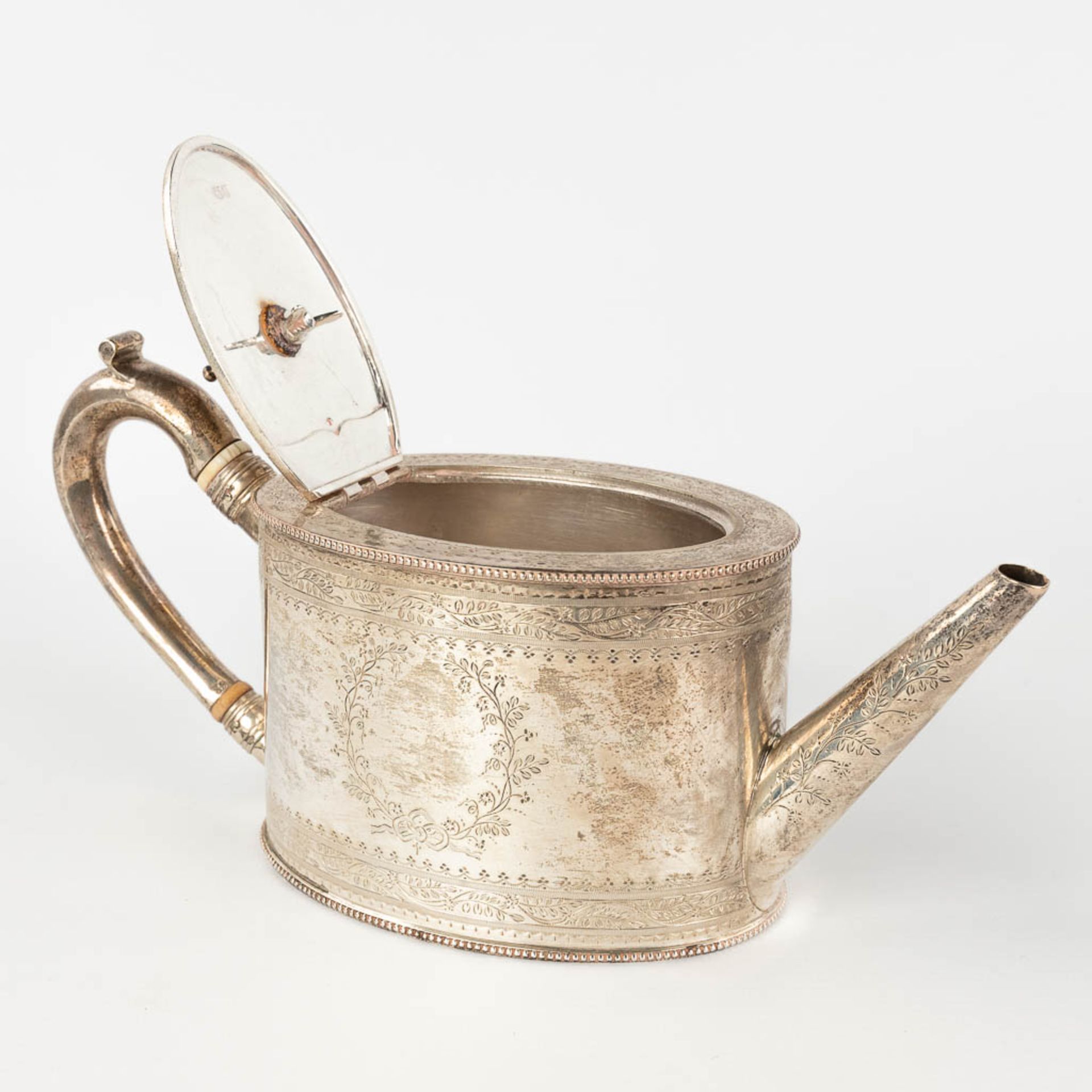 An antique tea pot, silver, London, 19th century. 520g. (L: 10 x W: 26 x H: 13 cm) - Image 4 of 14
