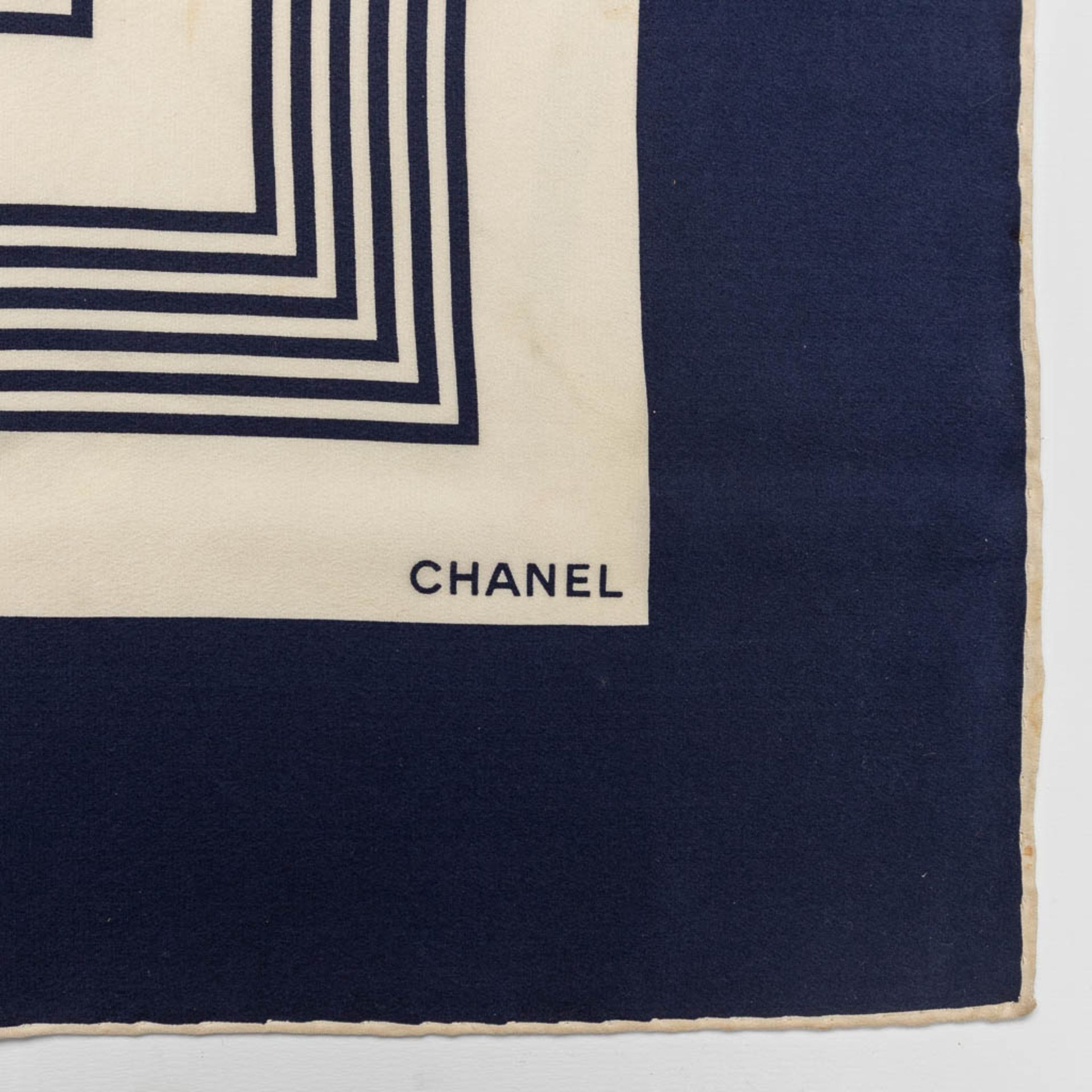 Chanel, a collection of 3 silk scarfs. (L: 86 x W: 86 cm) - Image 26 of 28