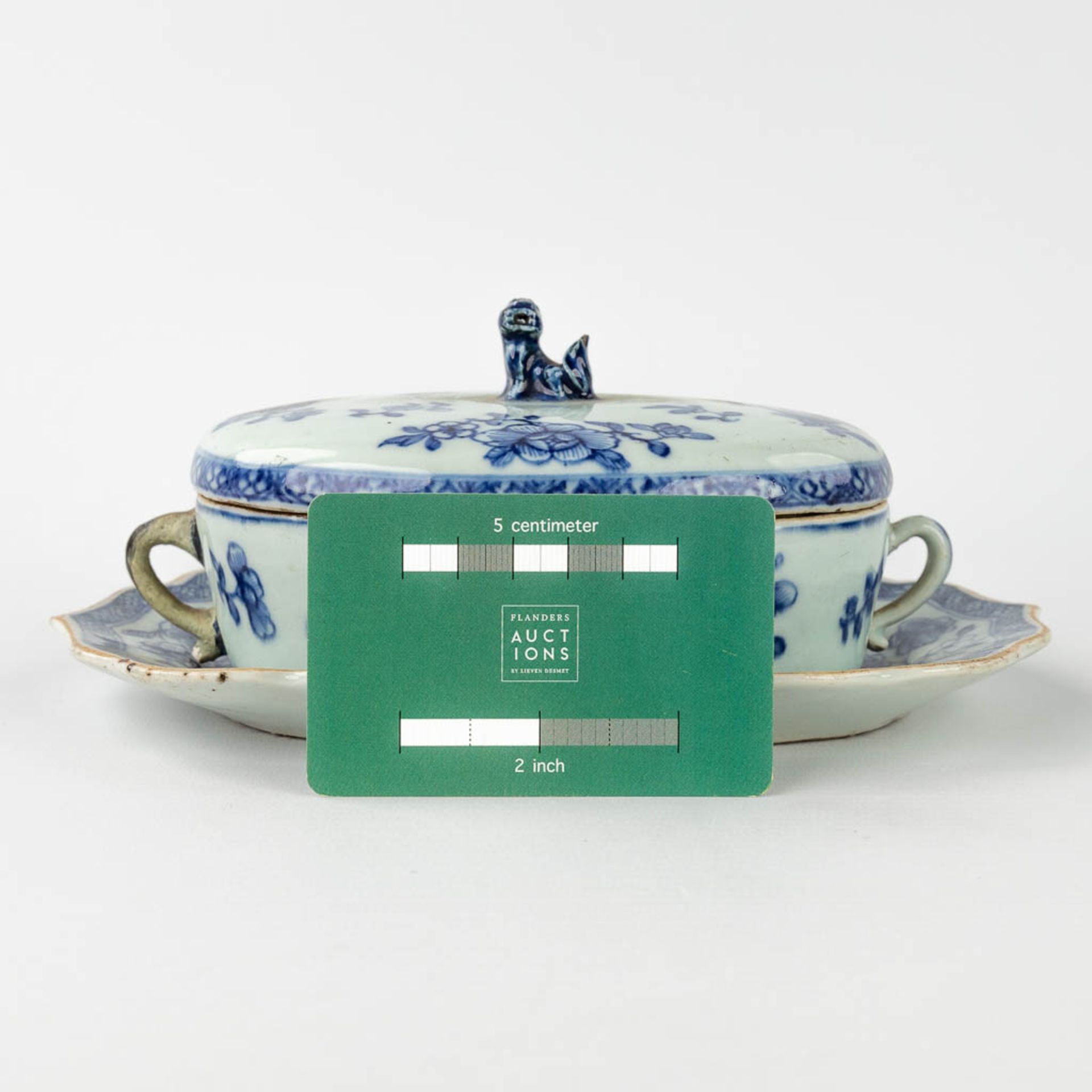 A small Chinese butter jar with lid on a plate, with a blue-white decor. 19th/20th century. (L: 16,5 - Image 2 of 16