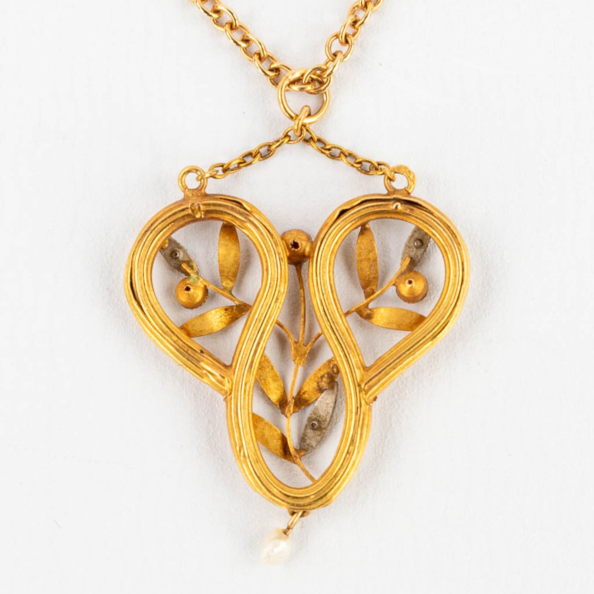 An antique pendant with rubies, brilliant cut stones and a cultured pearl, yellow gold in Art Nouvea - Image 7 of 12