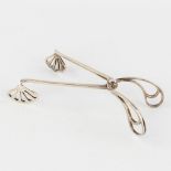 A sugar tongs made of silver in art nouveau periode. 14,40g. 935/1000. (W: 10 cm)