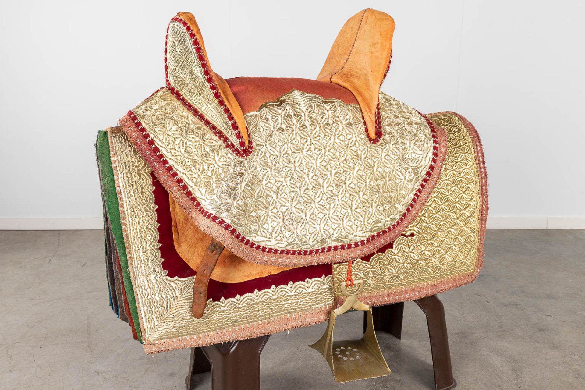 An antique 'Fantasia' saddle, made of camel leather. (W: 100 x H: 70 cm) - Image 10 of 13