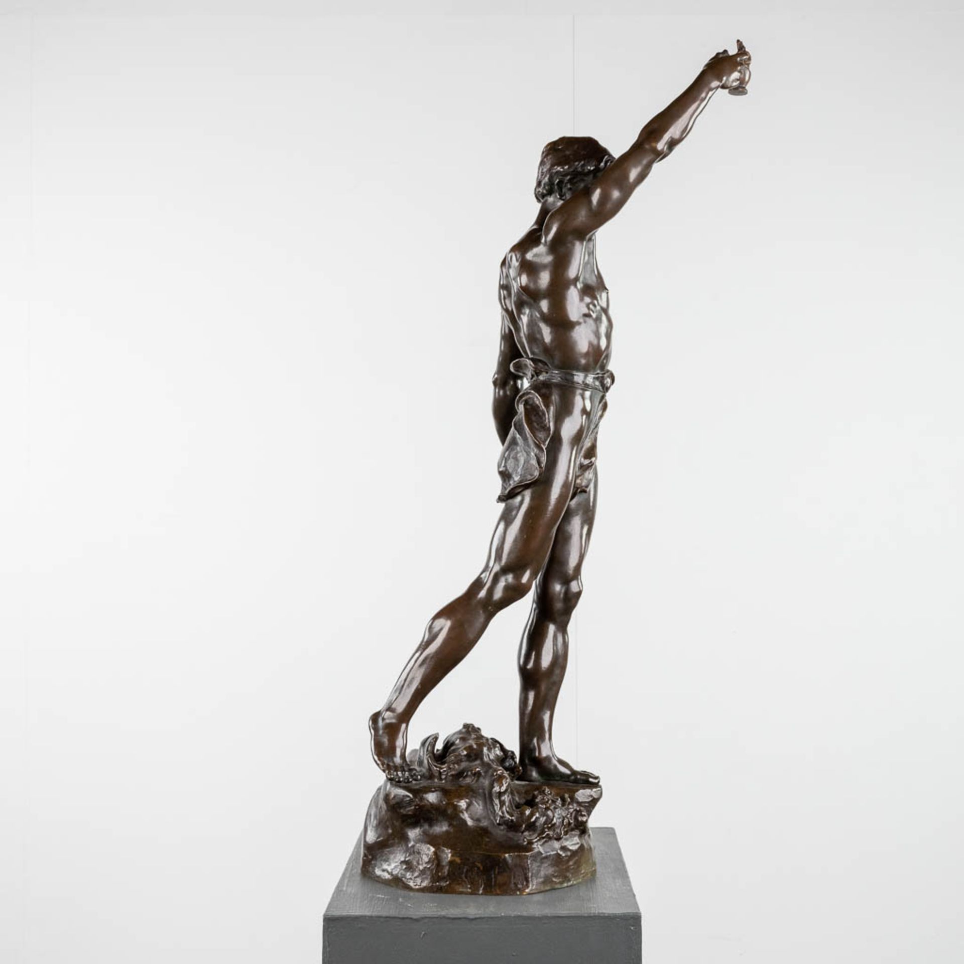 Marcel DÄBUT (1865-1933) 'Le Vainqueur' patinated bronze. (L: 40 x W: 30 x H: 91 cm) - Image 4 of 11