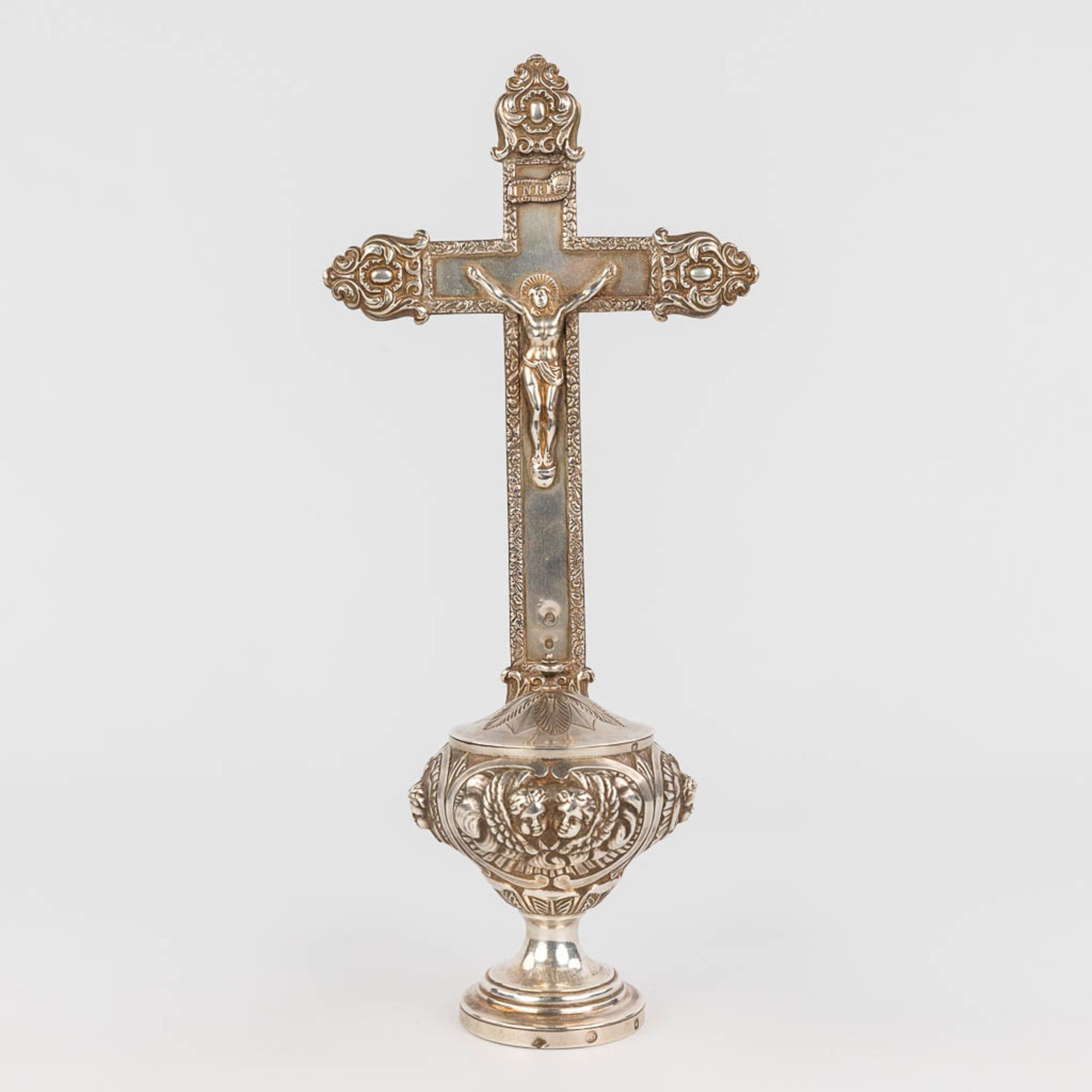 A crucifix made of silver, France, 19th C. 236g. Alexis Renaud. (W: 12 x H: 25 cm)