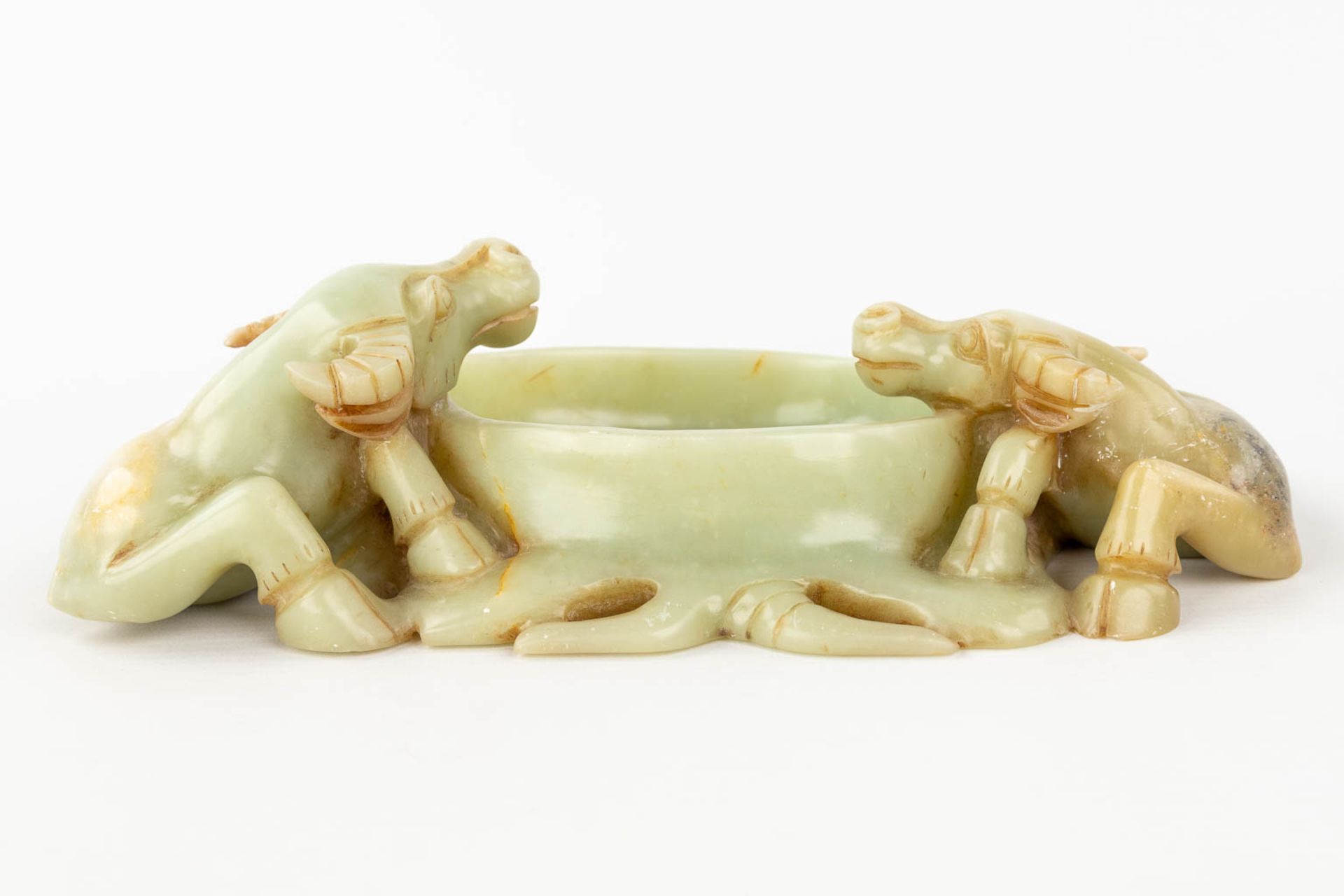 A Chinese brush washer, decorated with water buffalo, sculptured jade. (L: 18 x W: 28 x H: 8 cm) - Image 6 of 10