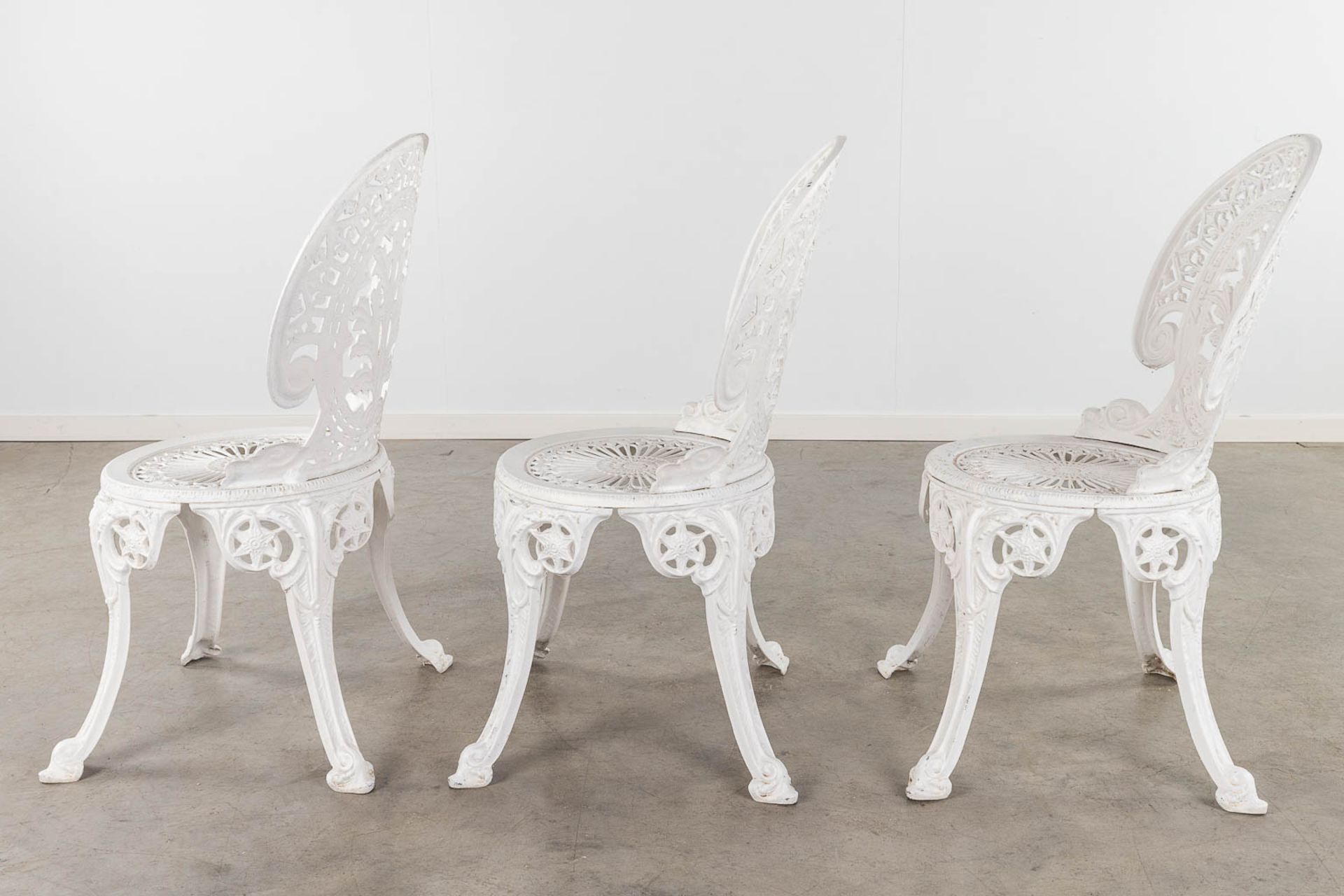 A garden set, consisting of a table and 3 chairs, white patinated aluminium. (H: 65 x D: 70 cm) - Bild 6 aus 17