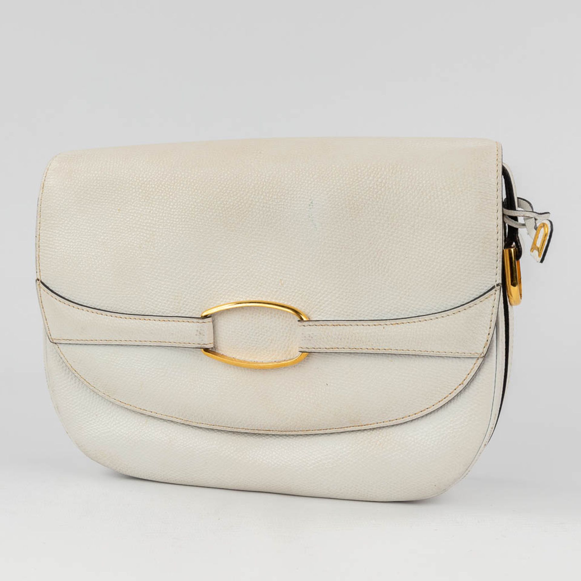 Delvaux, a handbag made of white leather with gold-plated elements. (W: 26 x H: 19 cm)