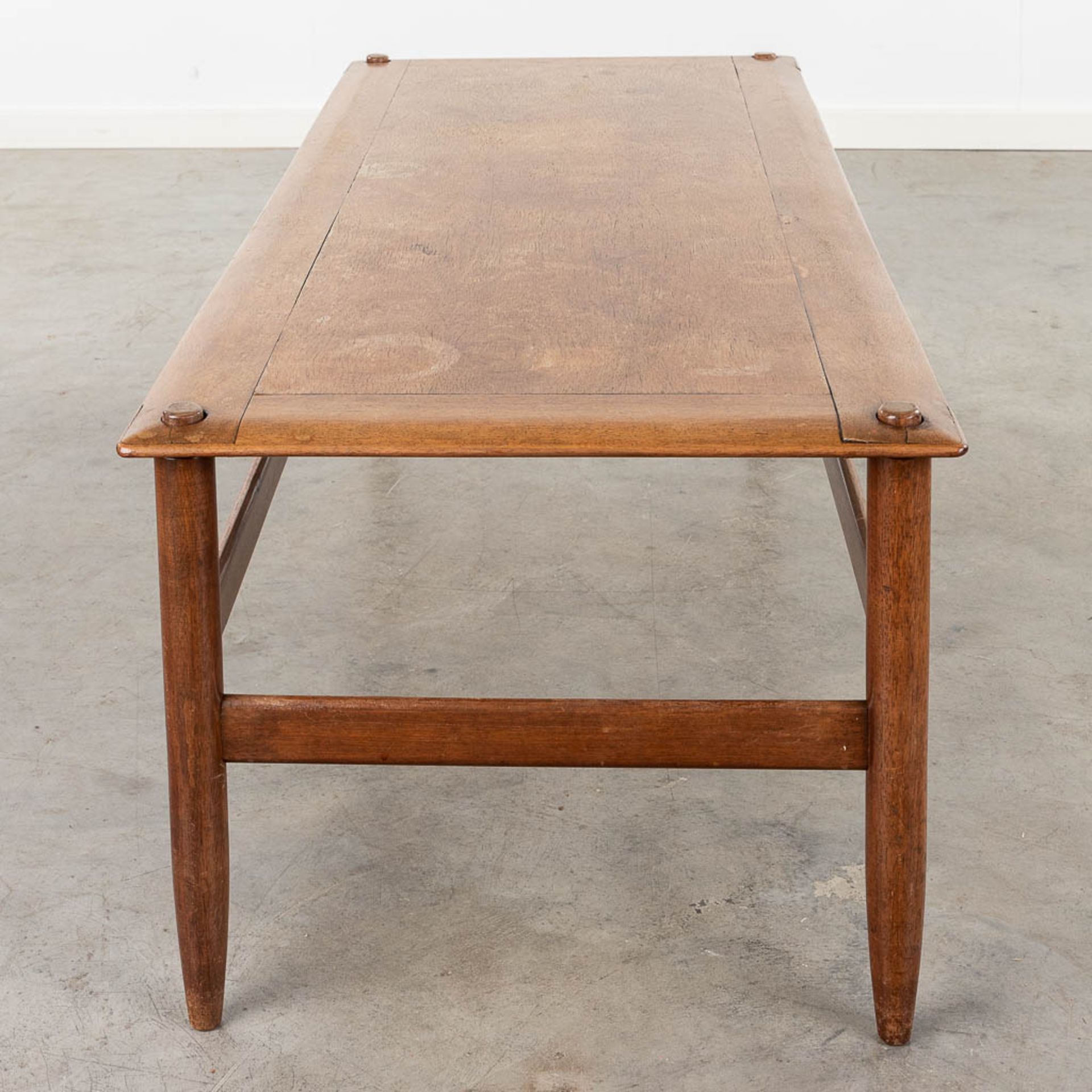 A mid-century coffee table with a reversible top, teak. Circa 1960. (L: 42 x W: 40 x H: 125 cm) - Image 6 of 15