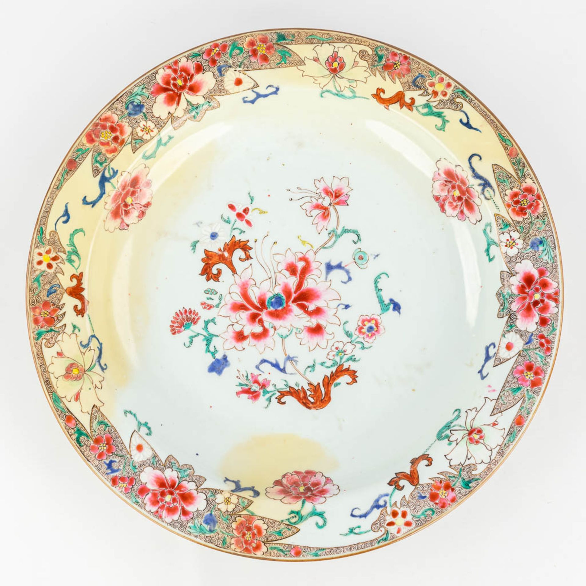 A collection of 12 Chinese Famille Rose plates, 18th/19th/20th century. (D: 36 cm) - Bild 9 aus 23