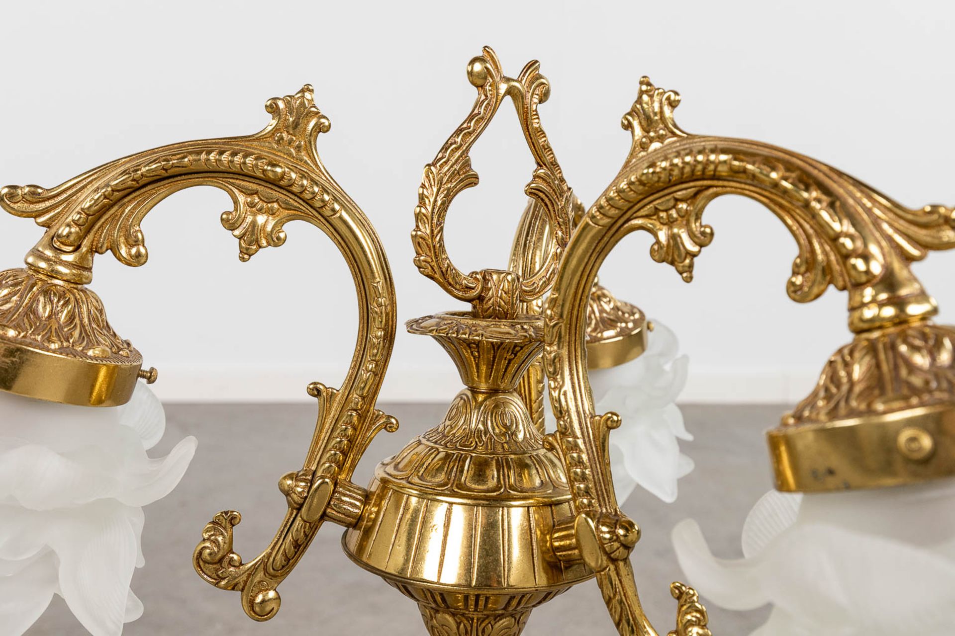 A decorative floor lamp and table lamp, brass, decorated with glass. 20th C. (H: 167 x D: 47 cm) - Image 11 of 13