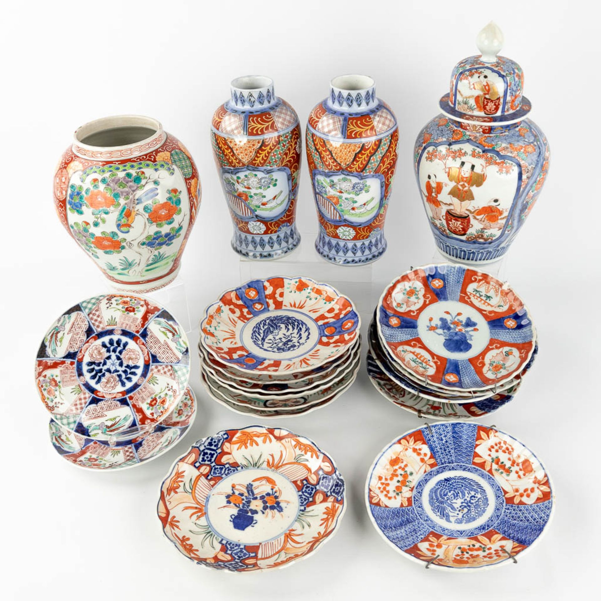 An assembled collection of Japanese Imari and Kutani porcelain. 19th/20th century. (H: 35 x D: 19 cm