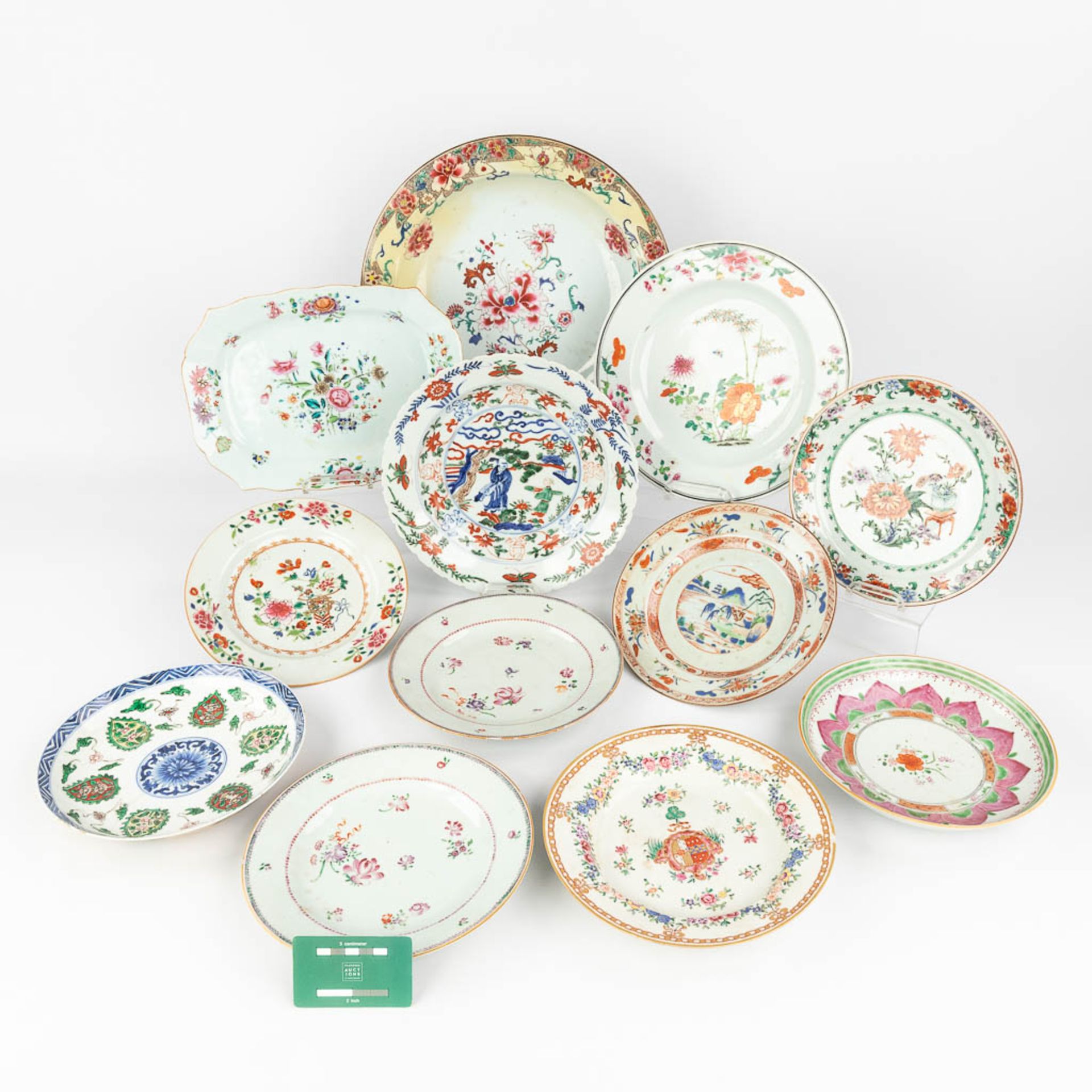 A collection of 12 Chinese Famille Rose plates, 18th/19th/20th century. (D: 36 cm) - Bild 2 aus 23