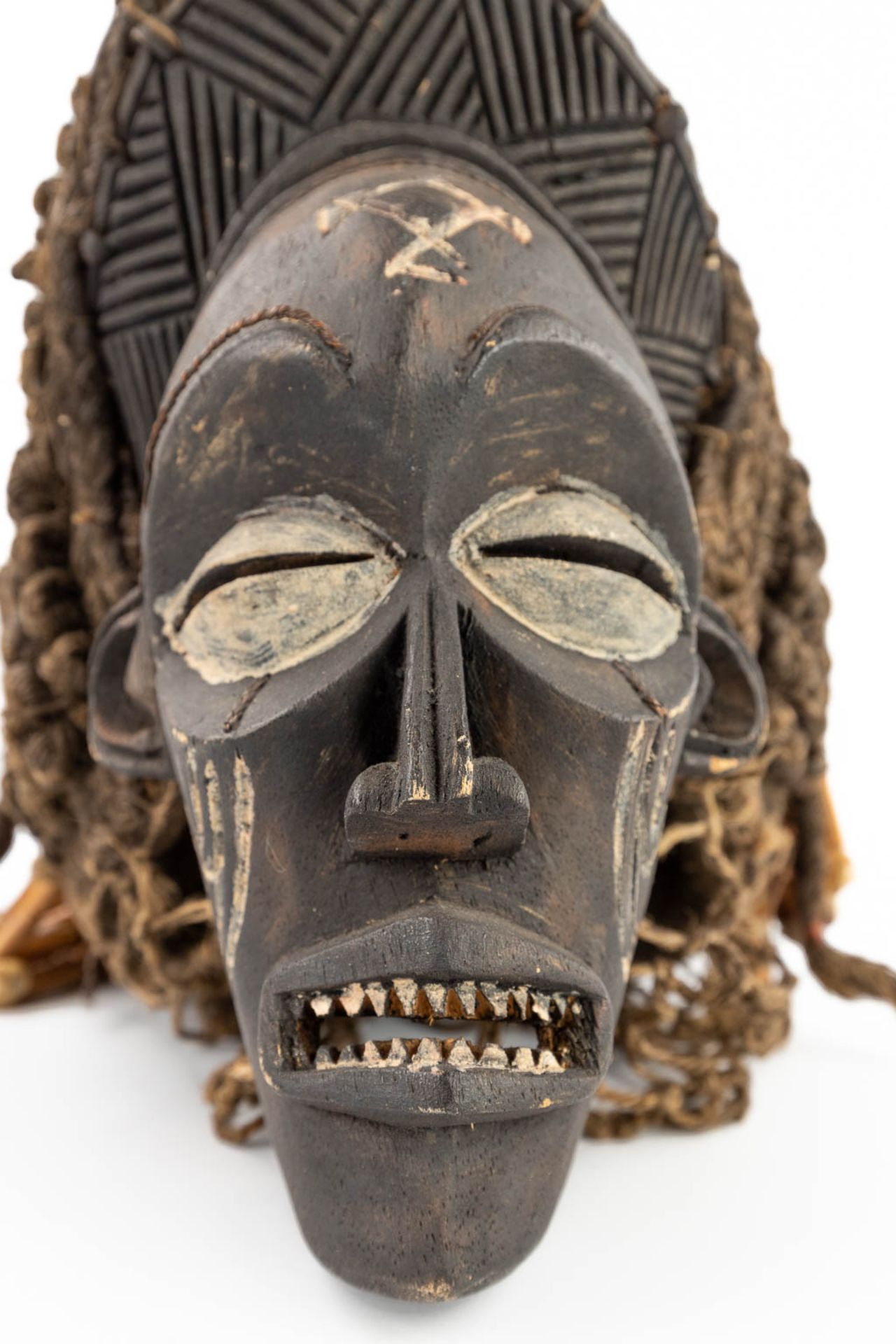 A collection of 2 African masks 'Chokwe' and 'Luba Songye'. (L: 13 x W: 24 x H: 43 cm) - Image 20 of 21