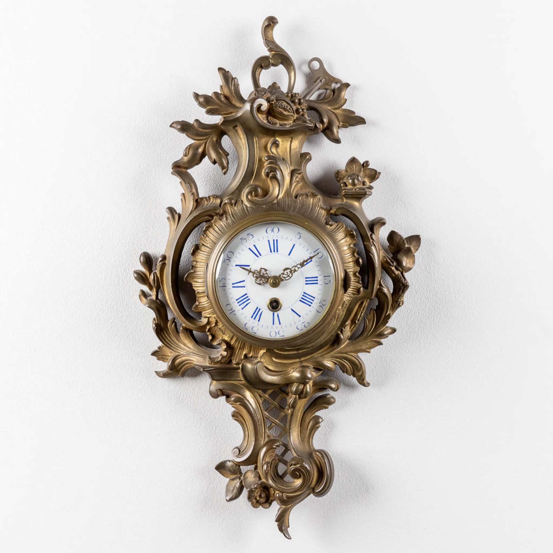 A cartel clock, bronze in Louis XV style. 20th C. (W: 30 x H: 52 cm)