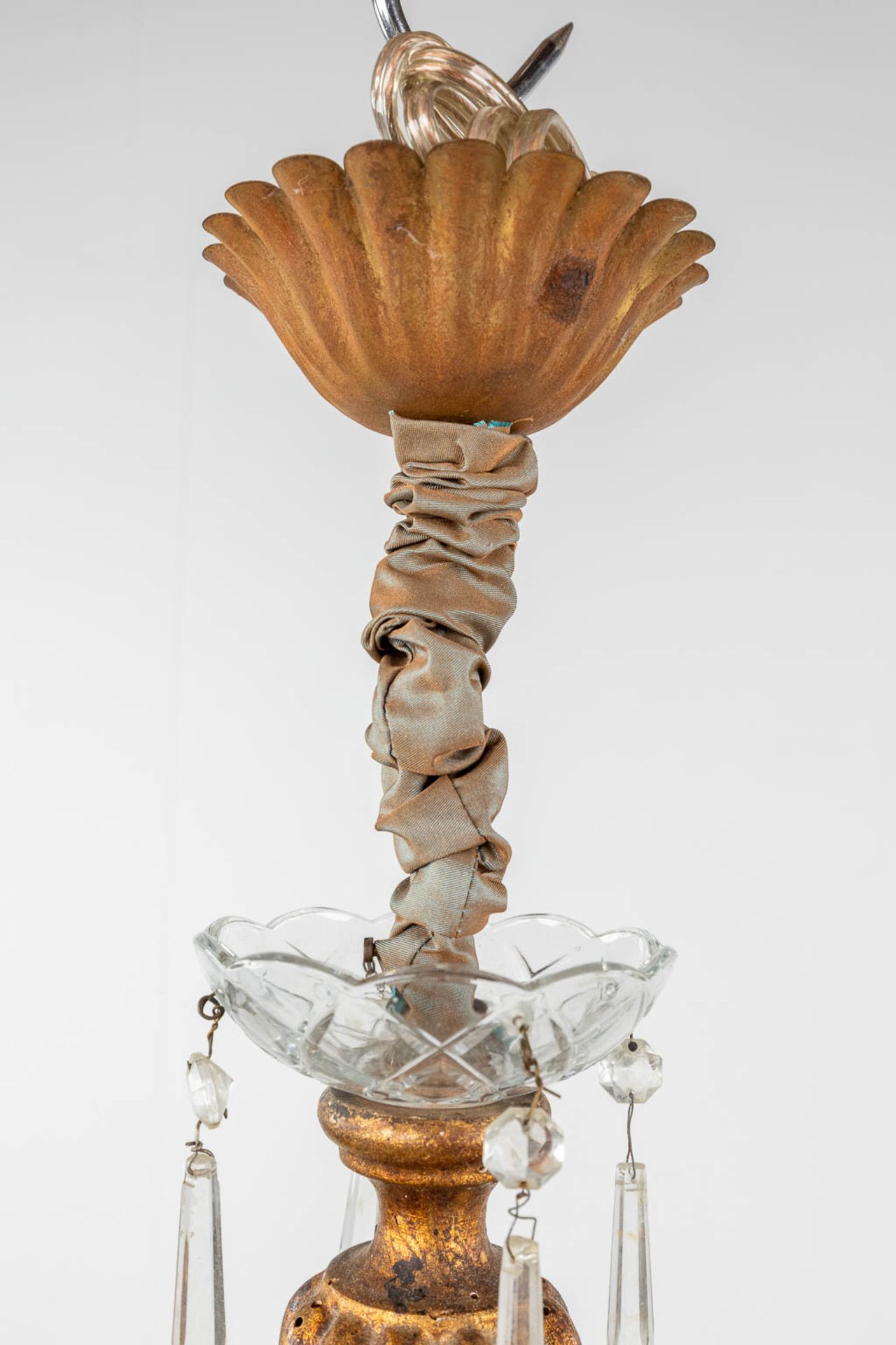 A decorative chandelier, brass and coloured glass. (H: 65 x D: 36 cm) - Image 9 of 10