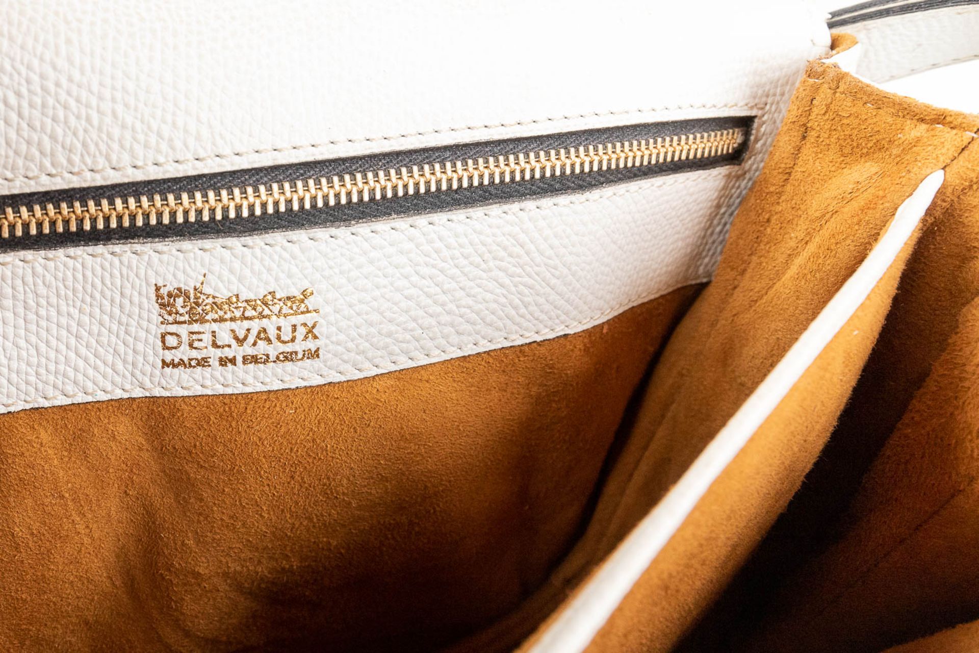 Delvaux, a handbag made of white leather with gold-plated elements. (W: 26 x H: 19 cm) - Image 18 of 19