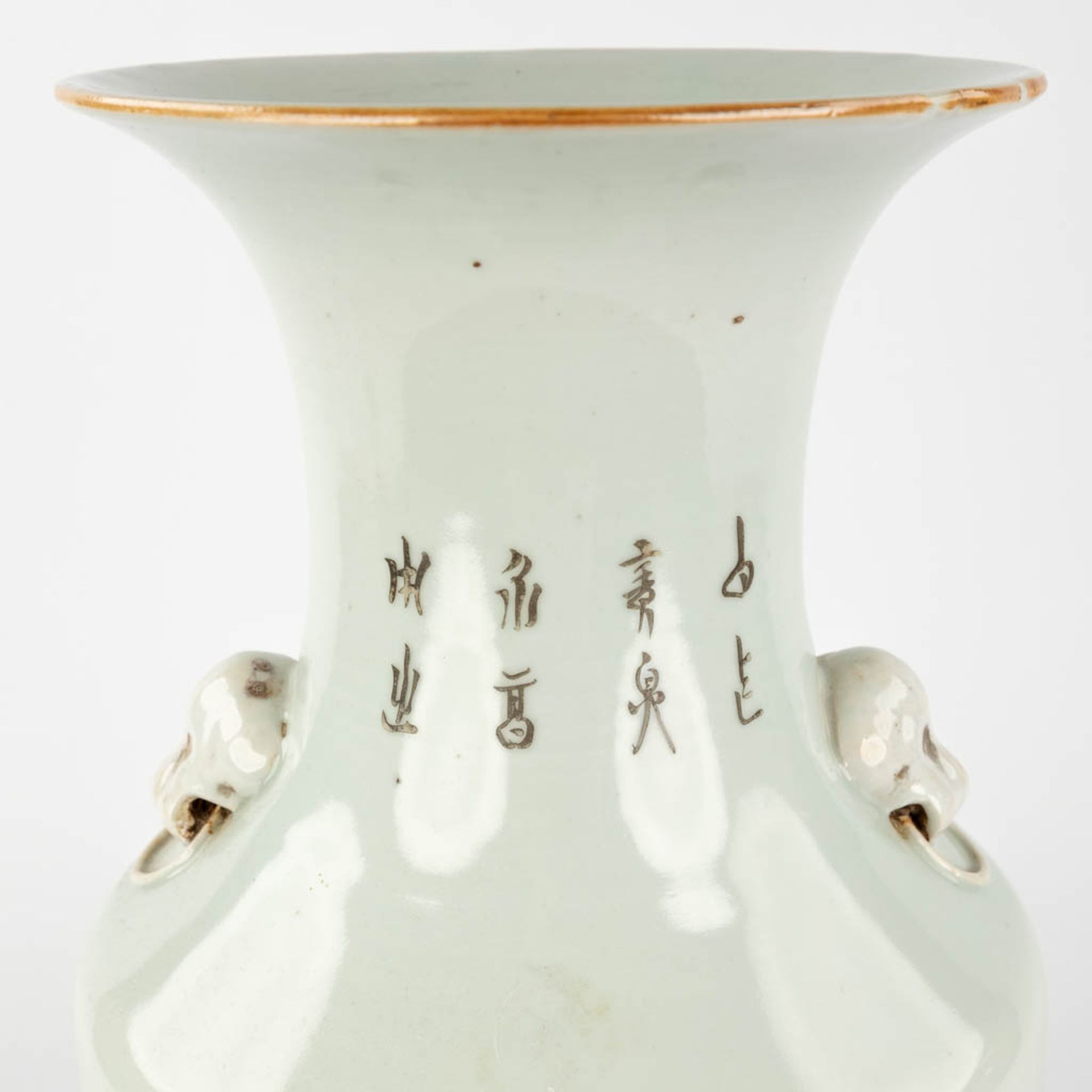A Chinese vase, decorated with ladies. 19th/20th C. (H: 42 x D: 21 cm) - Bild 11 aus 13