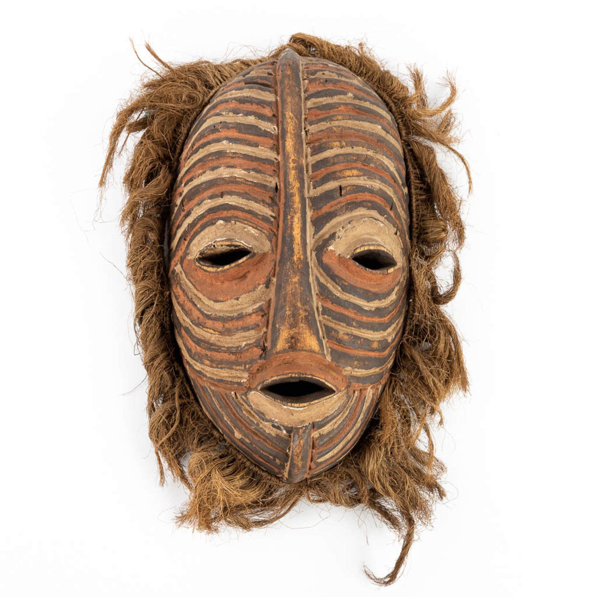 A collection of 2 African masks 'Chokwe' and 'Luba Songye'. (L: 13 x W: 24 x H: 43 cm) - Image 3 of 21