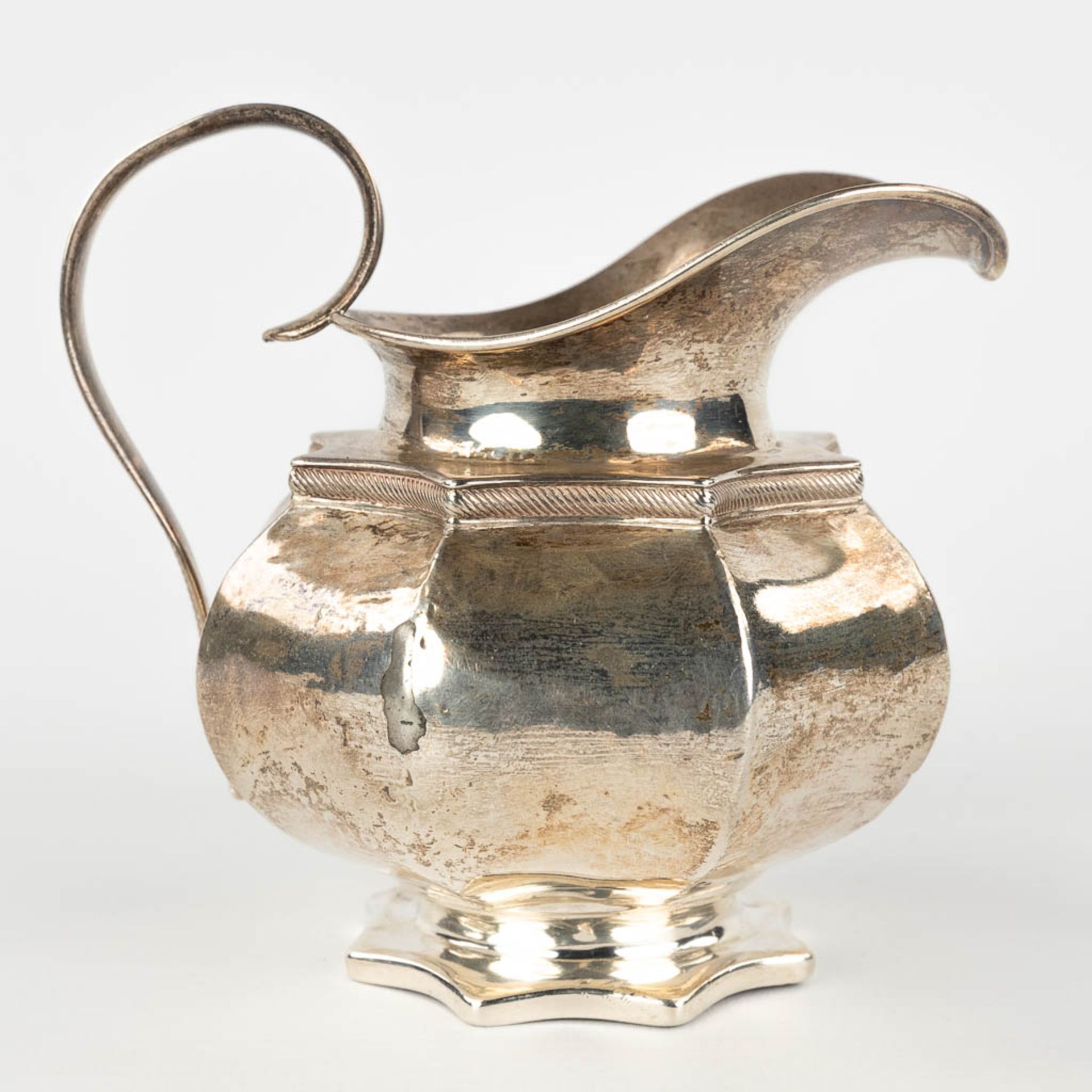 An antique milk jug, silver. The Netherlands, 19th C. 216g. (L: 10 x W: 12,5 x H: 12 cm) - Image 3 of 10