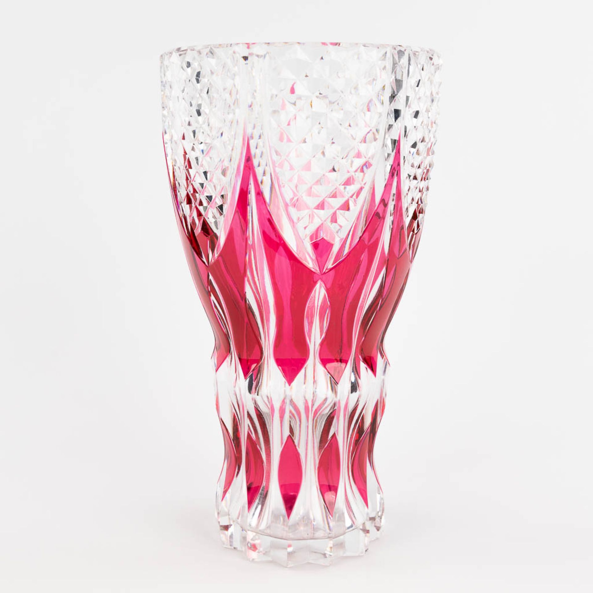 Val Saint Lambert, a vase made of red cut crystal. (H: 28,5 x D: 15,5 cm) - Bild 7 aus 13