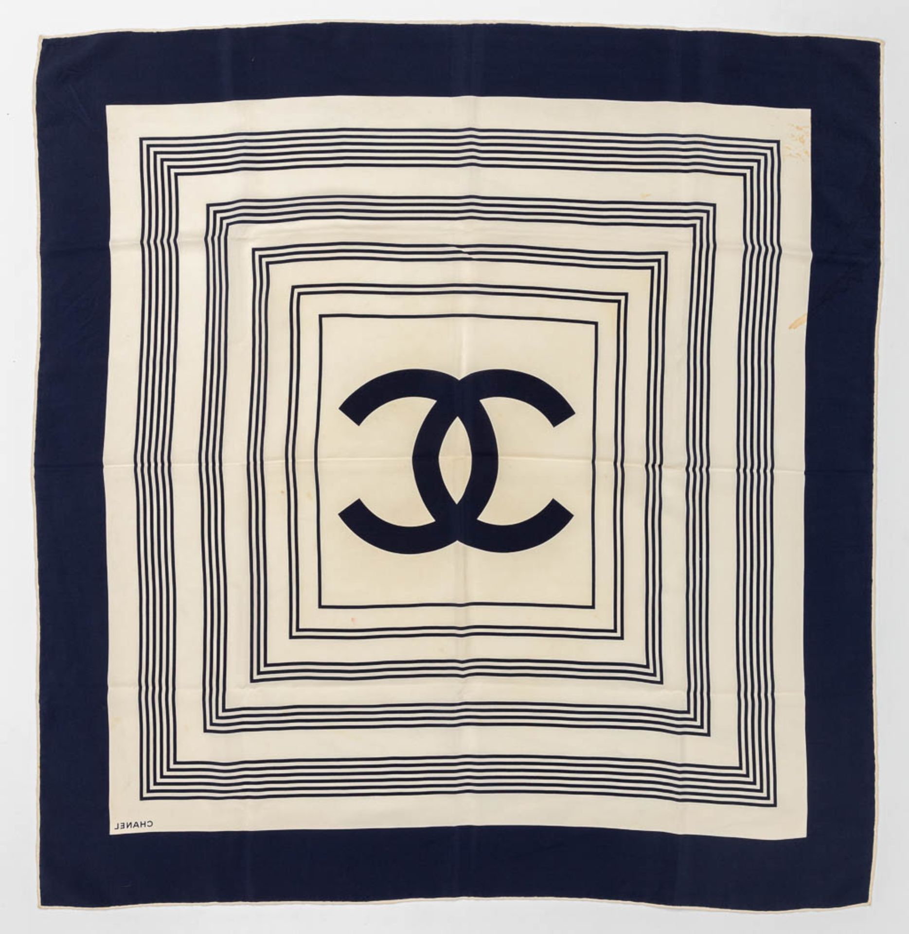 Chanel, a collection of 3 silk scarfs. (L: 86 x W: 86 cm) - Image 27 of 28