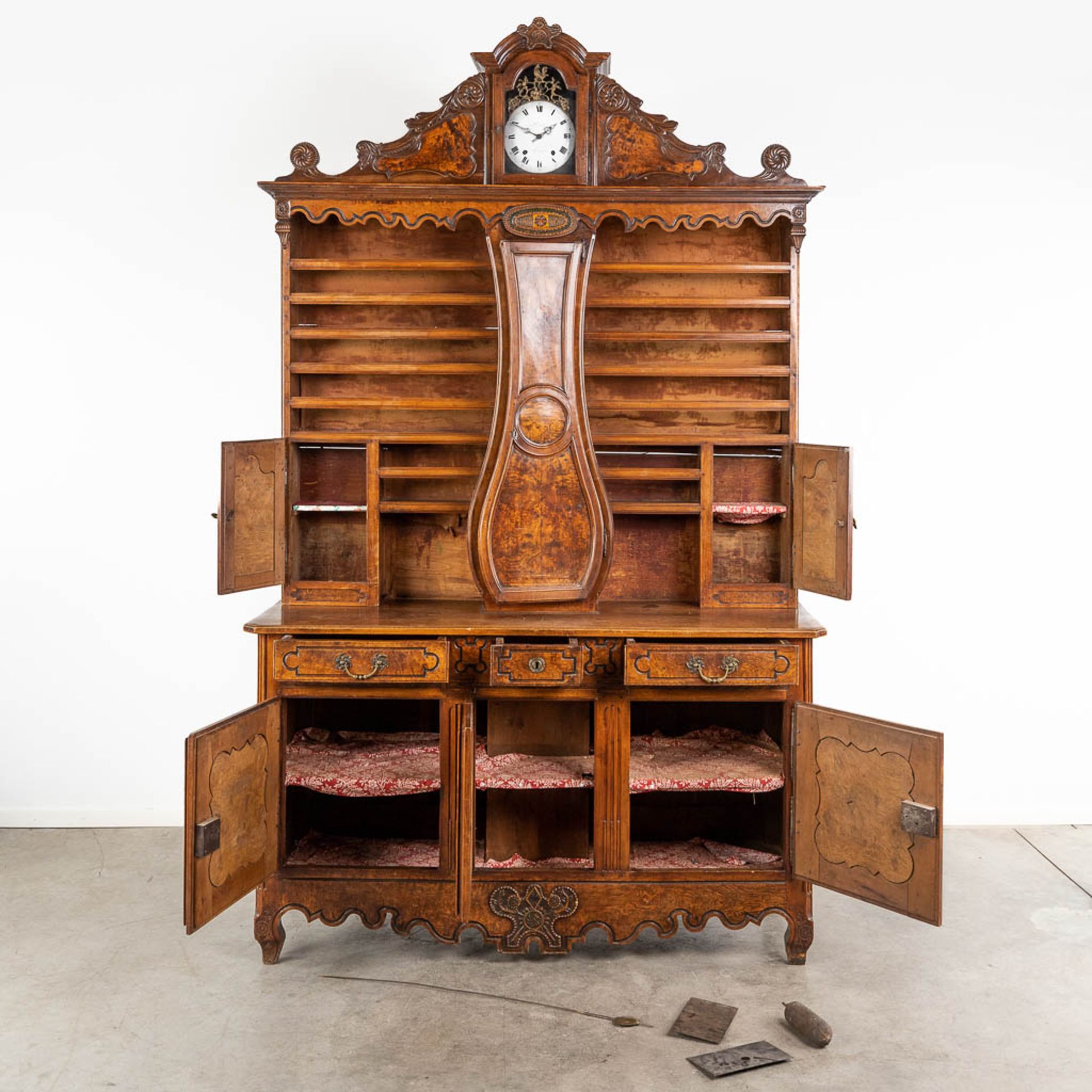 A Buffet, vaisselier, walnut with a standing clock, France, 18th C. (L: 60 x W: 180 x H: 298 cm) - Image 17 of 22