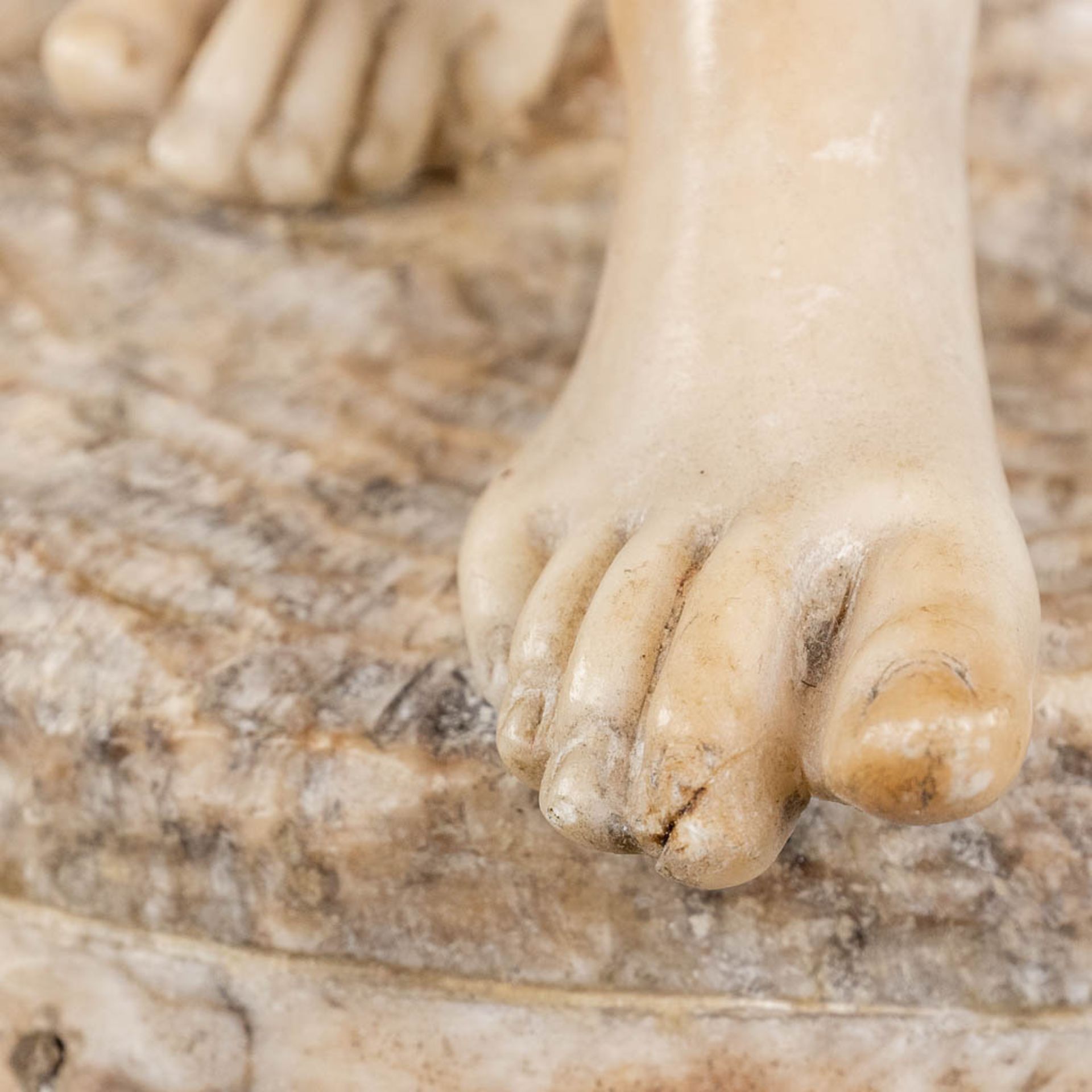 An exceptional statue of a lady, seated on a rock. Sculptured alabaster. 19th century. (L: 37 x W: 3 - Image 8 of 11