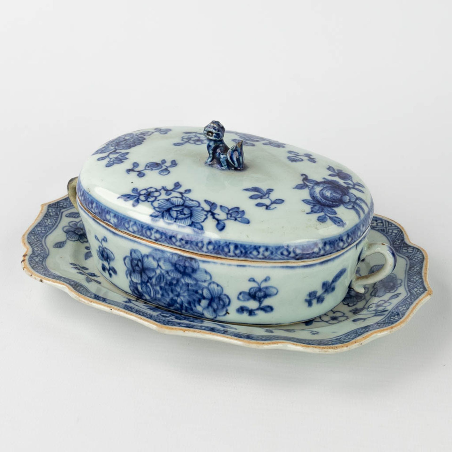 A small Chinese butter jar with lid on a plate, with a blue-white decor. 19th/20th century. (L: 16,5 - Image 7 of 16