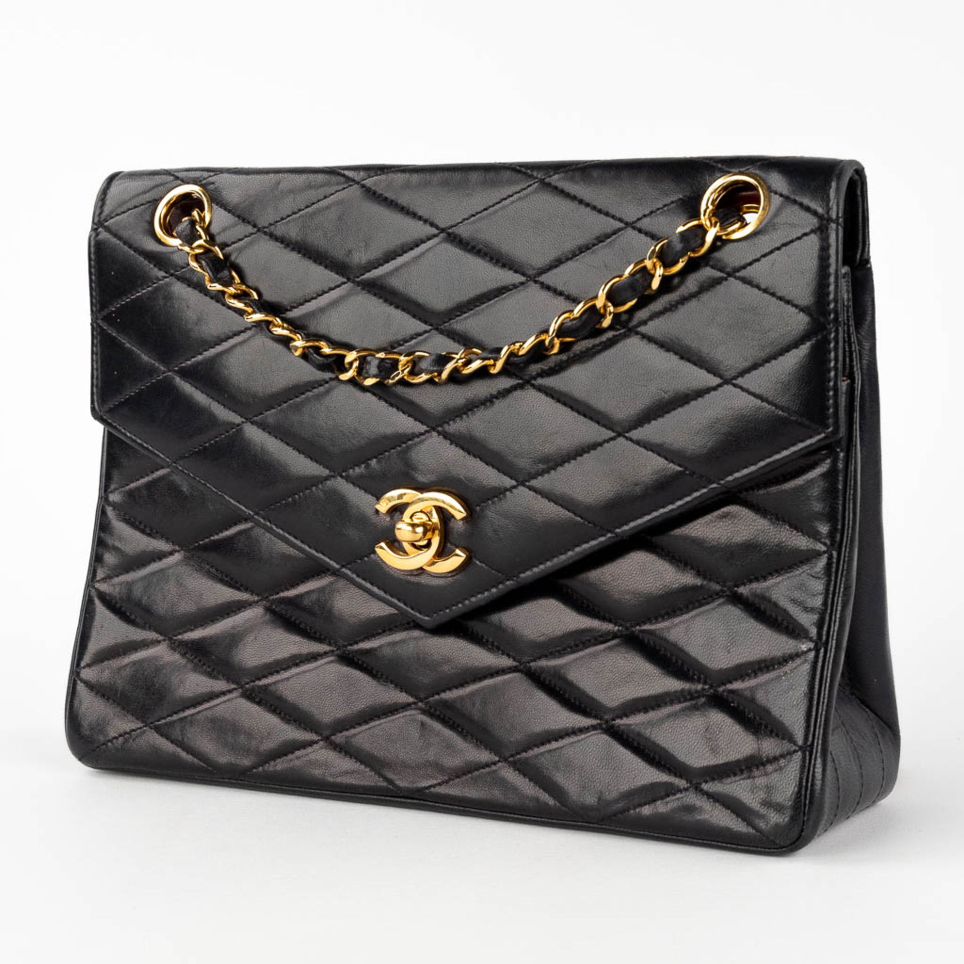Chanel, a handbag made of dark blue/black leather with gold-plated hardware. Circa 1970. (W: 25 x H: