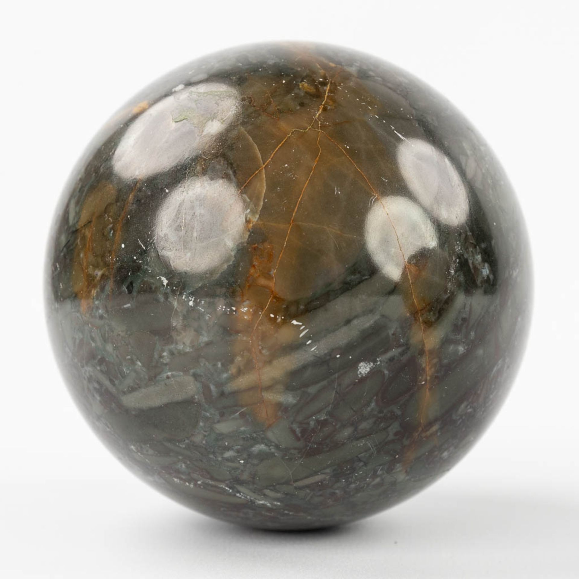 A set of 4 balls made of natural stone and marble. 20th century. (D: 9 cm) - Image 5 of 8
