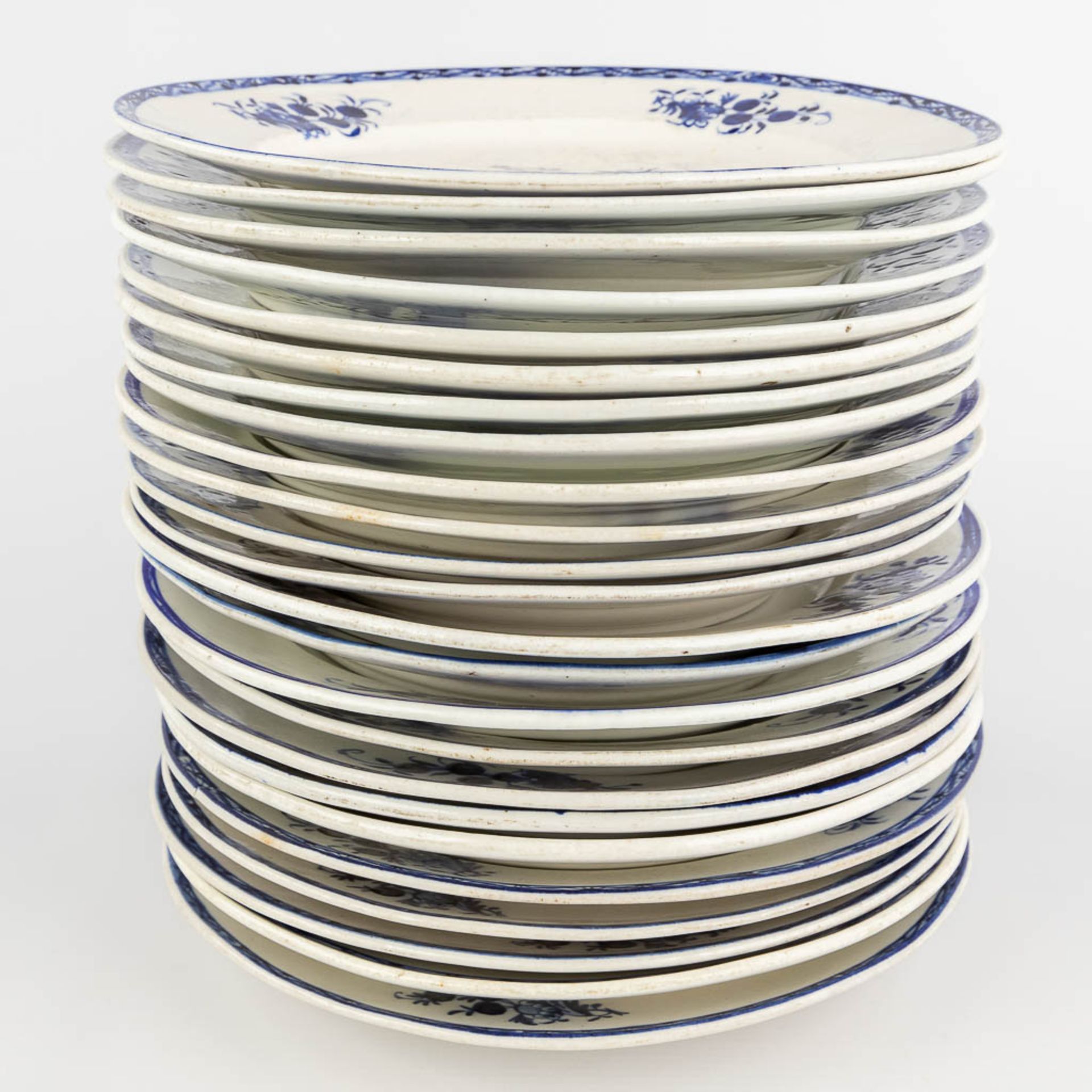 Old Doornik 'Decor ˆ la Mouche' a collection of 37 dinner plates. 18th C. (D: 30 cm) - Image 3 of 13