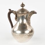 A Chocolat pot, Chocolatire, silver, Belgium. 19th Century. 669g. (L: 15 x W: 22 x H: 25 cm)
