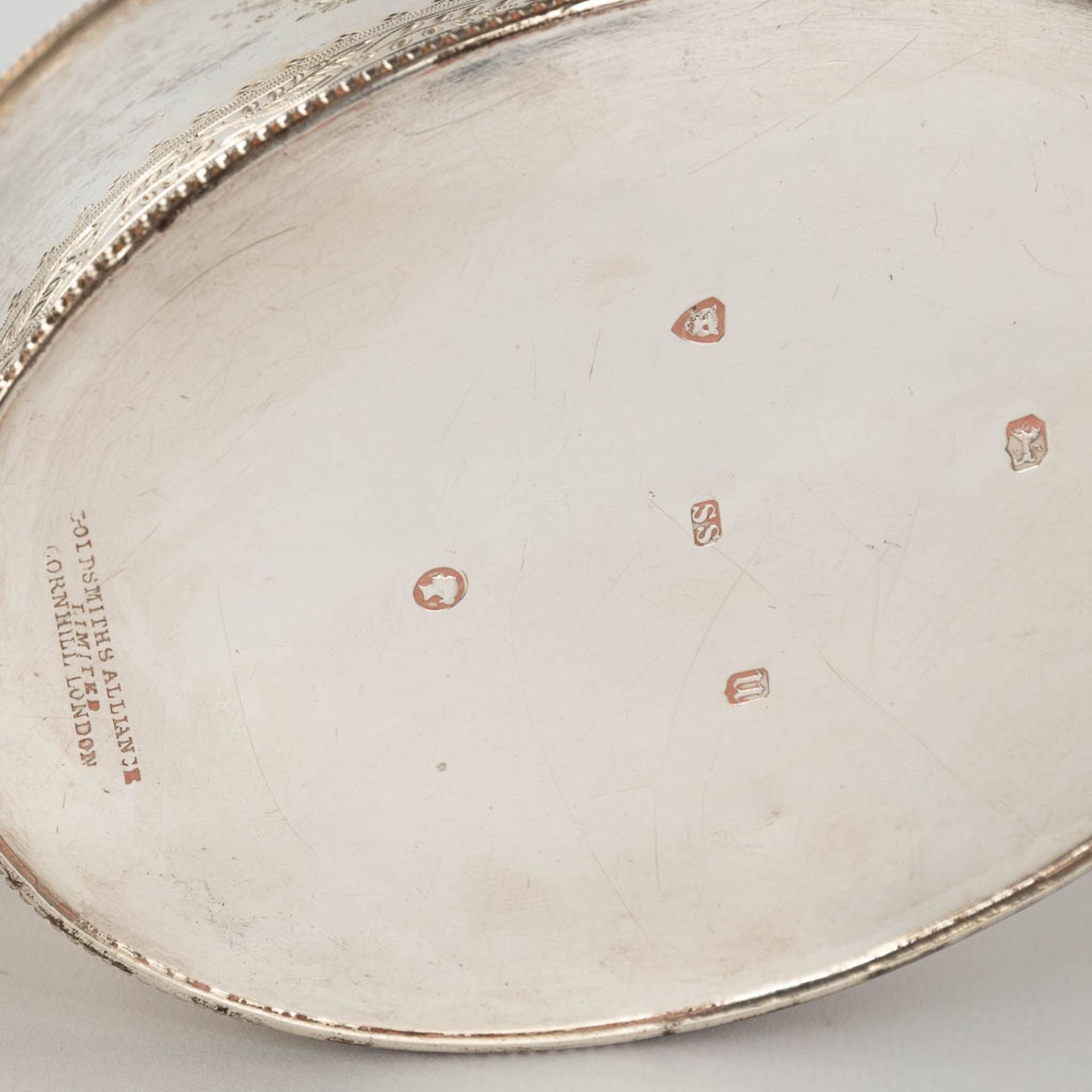 An antique tea pot, silver, London, 19th century. 520g. (L: 10 x W: 26 x H: 13 cm) - Image 9 of 14